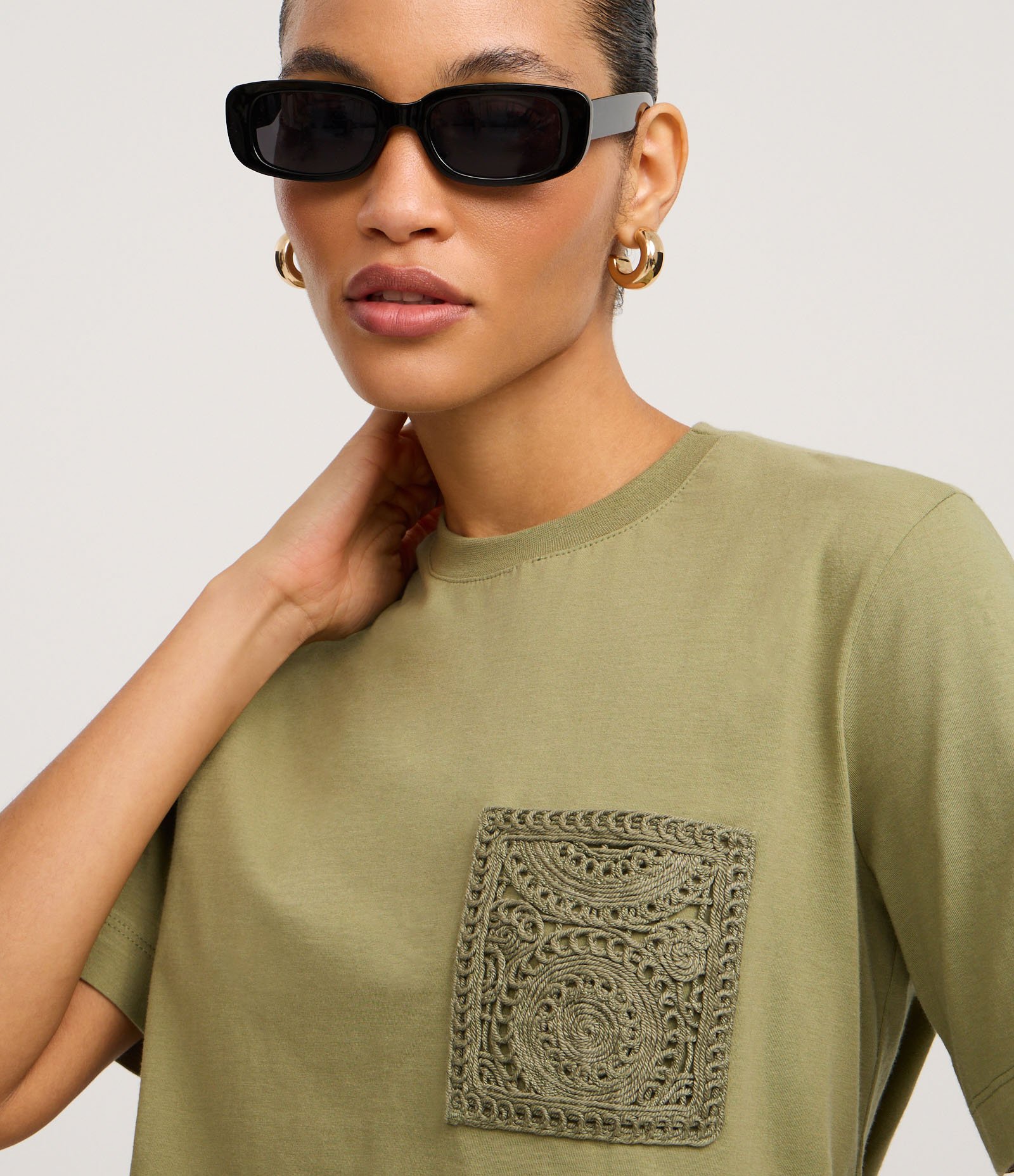 Camiseta em Algodão com Bolso de Efeito Crochê Verde 1