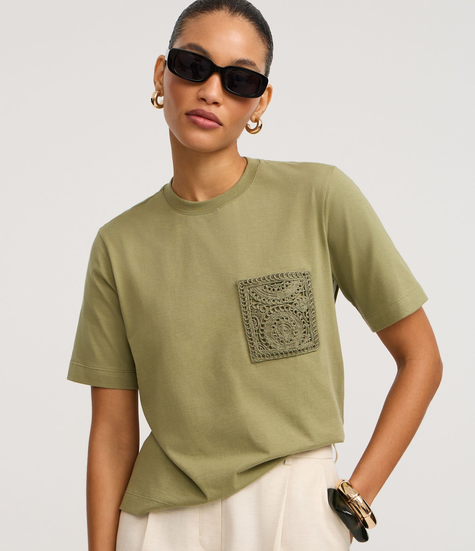 Camiseta em Algodão com Bolso de Efeito Crochê Verde 2