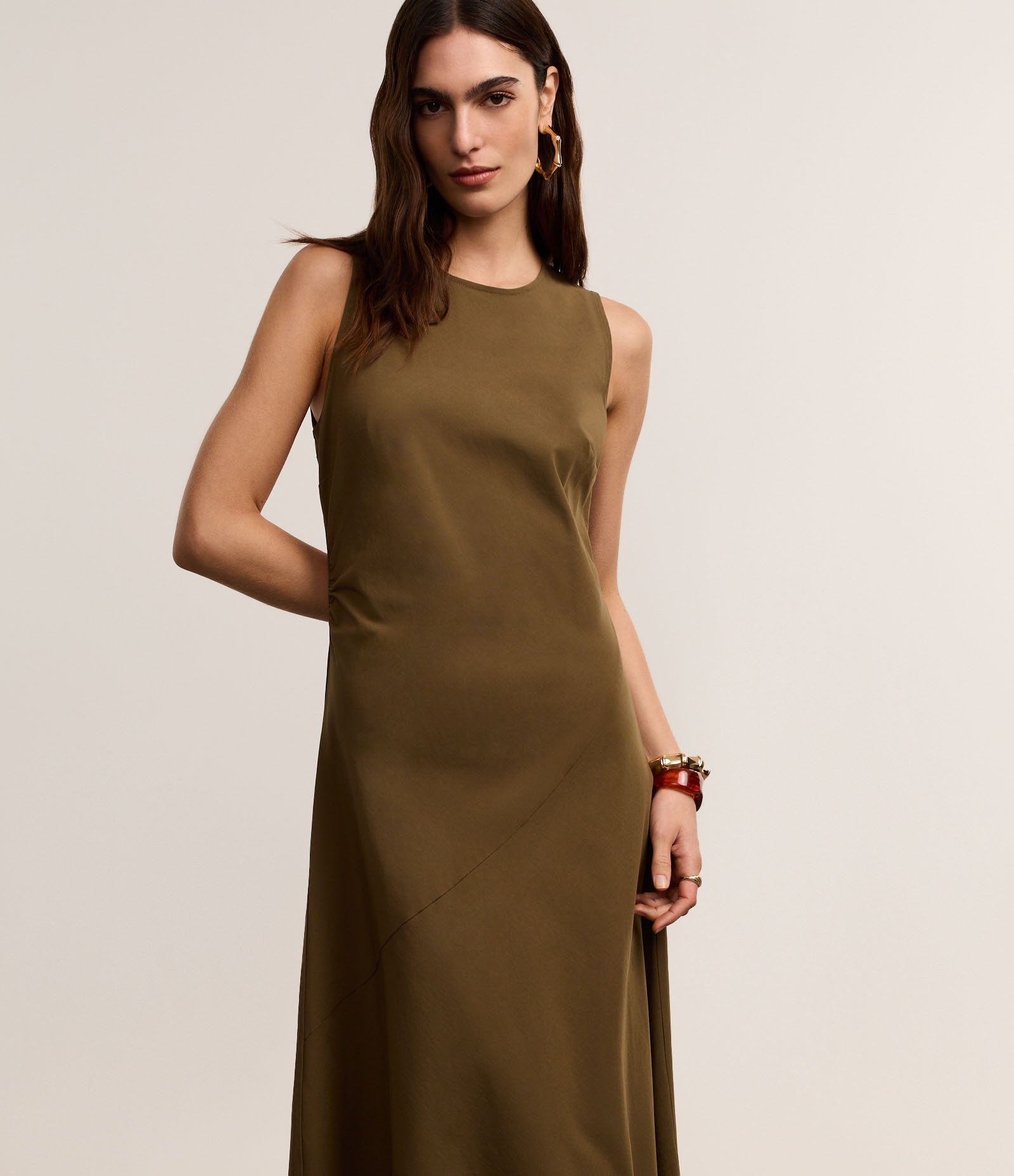 Vestido Evasê Longo em Bengaline com Franzidos e Pences 2