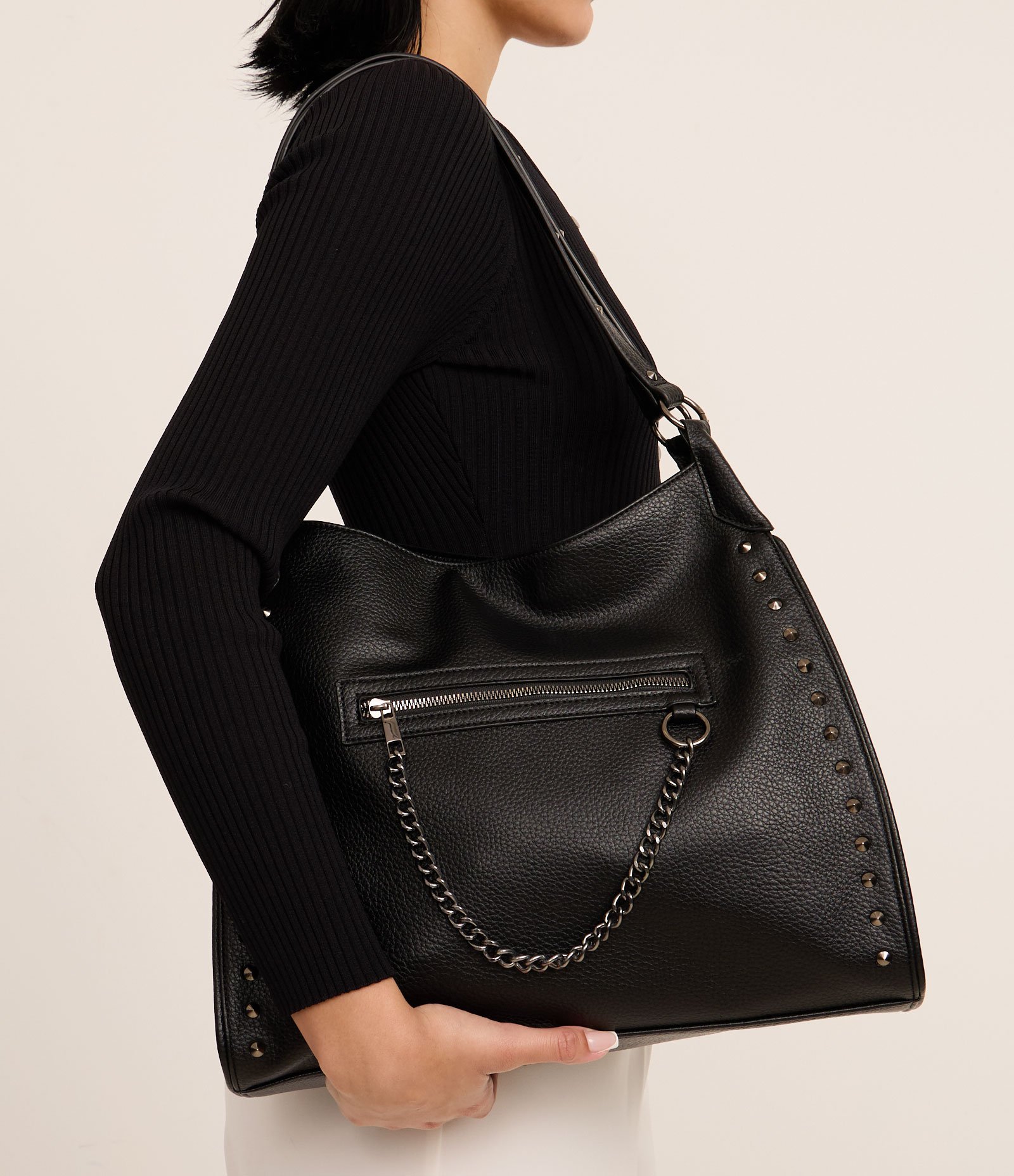 Bolsa Hobo Floater com Detalhes em Spikes e Metais com Bolsinho Frontal Preto 7