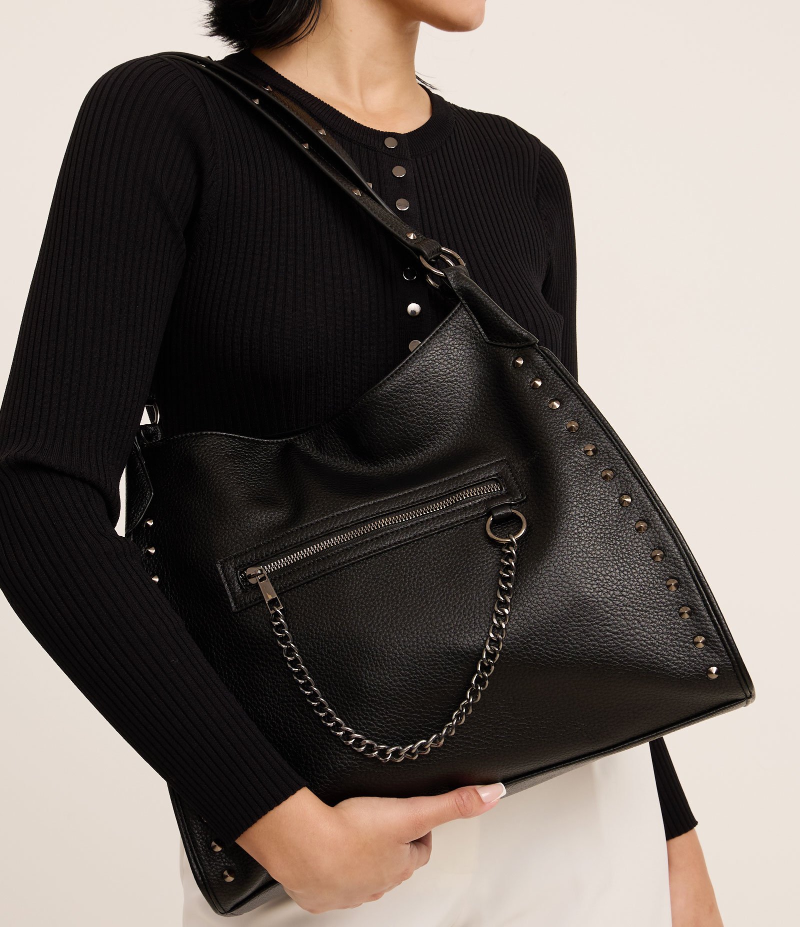 Bolsa Hobo Floater com Detalhes em Spikes e Metais com Bolsinho Frontal Preto 1