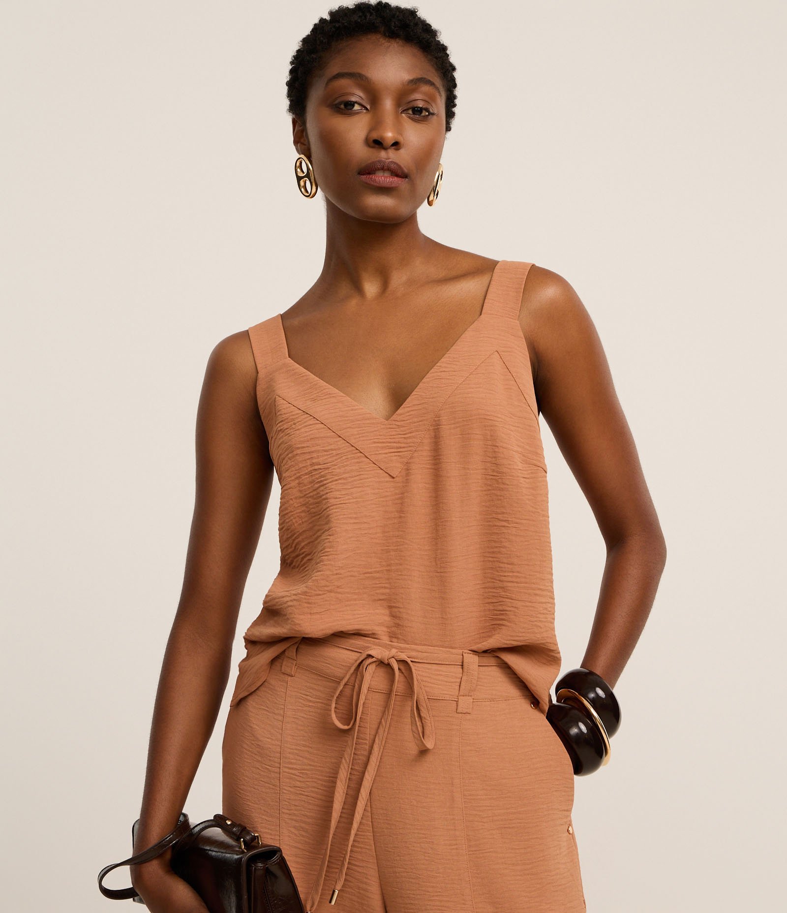 Blusa em Airflow com Deocte V e Alça Larga Marrom 1