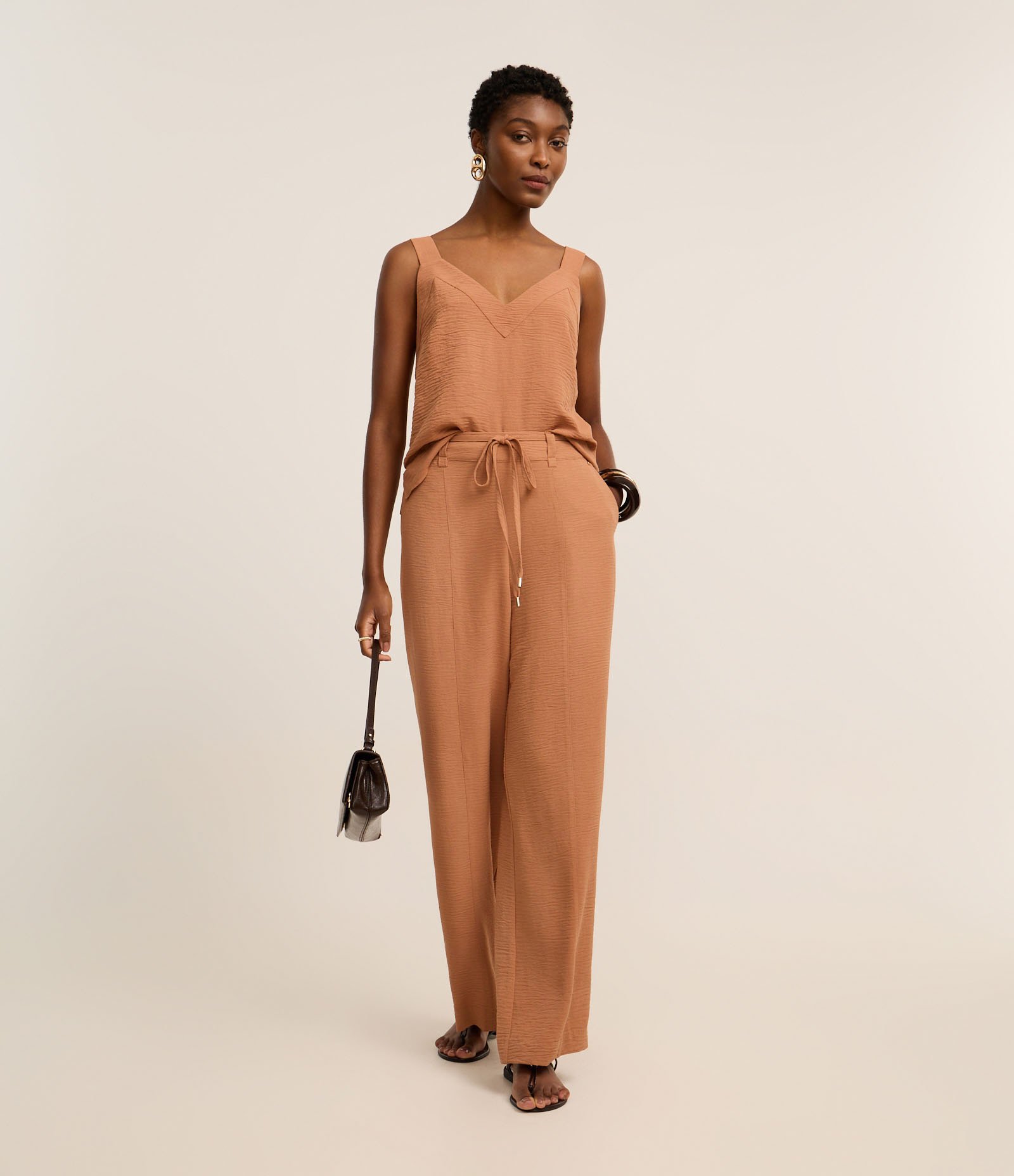 Blusa em Airflow com Deocte V e Alça Larga Marrom 2