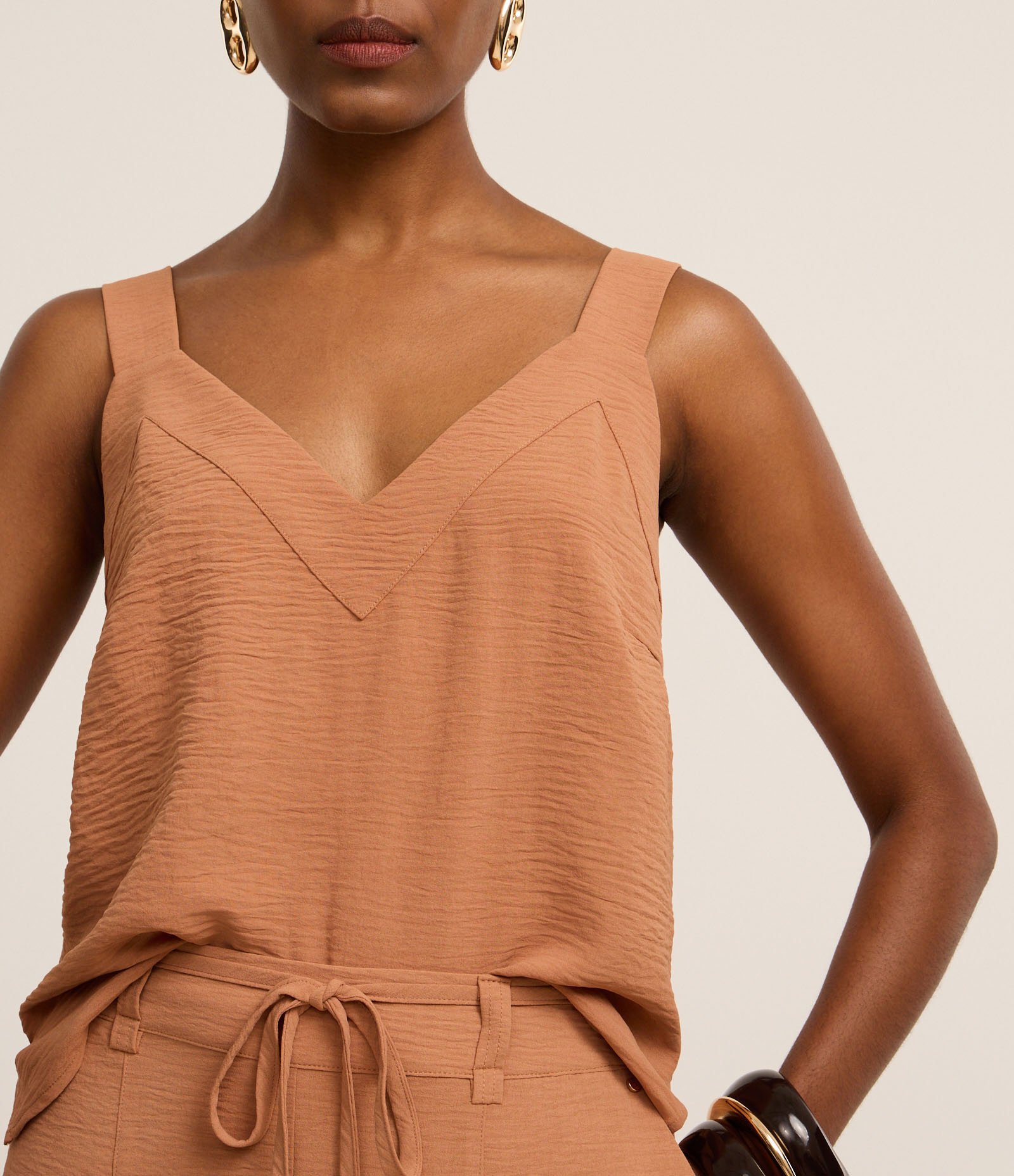 Blusa em Airflow com Deocte V e Alça Larga Marrom 3