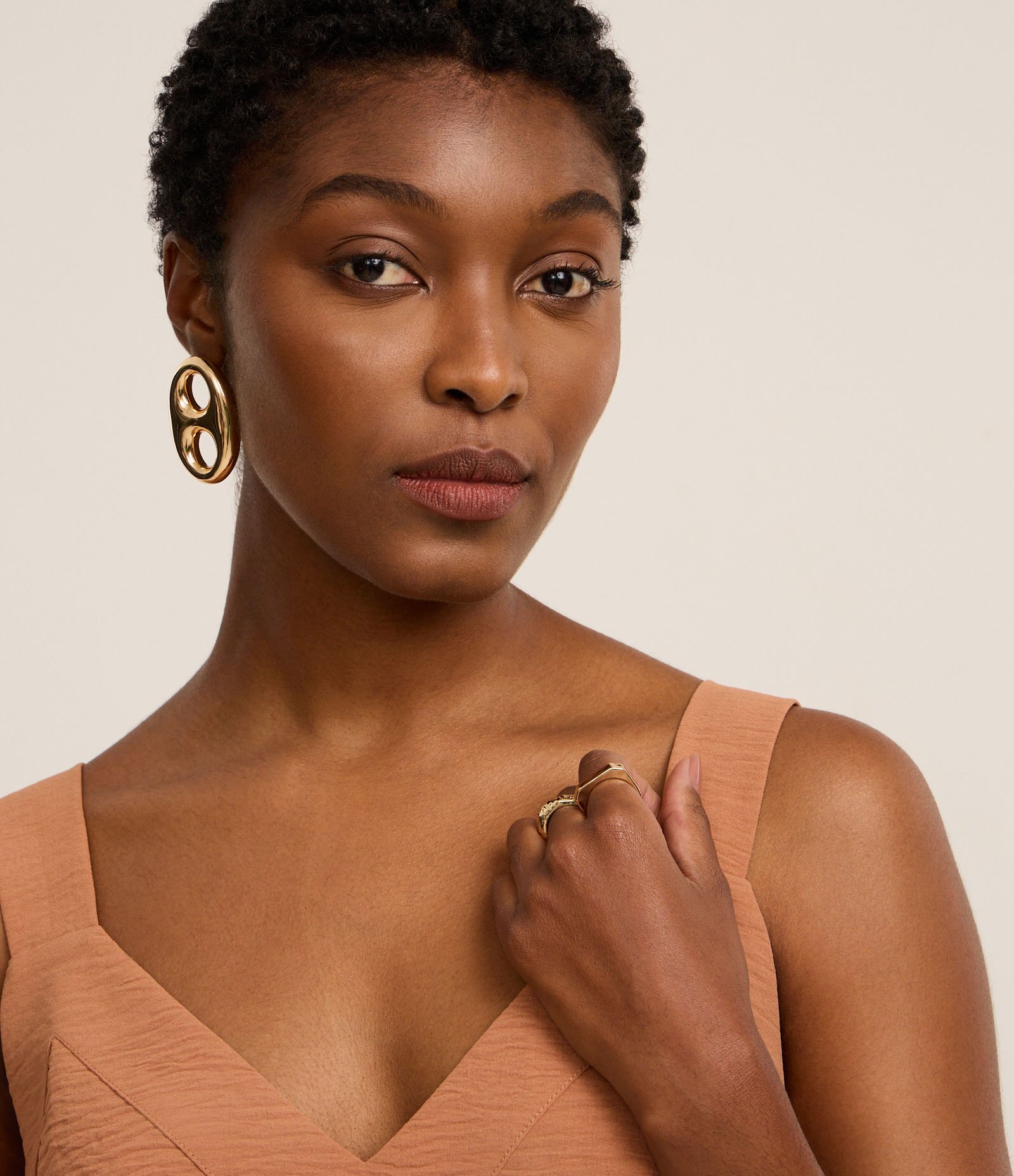 Blusa em Airflow com Deocte V e Alça Larga Marrom 4