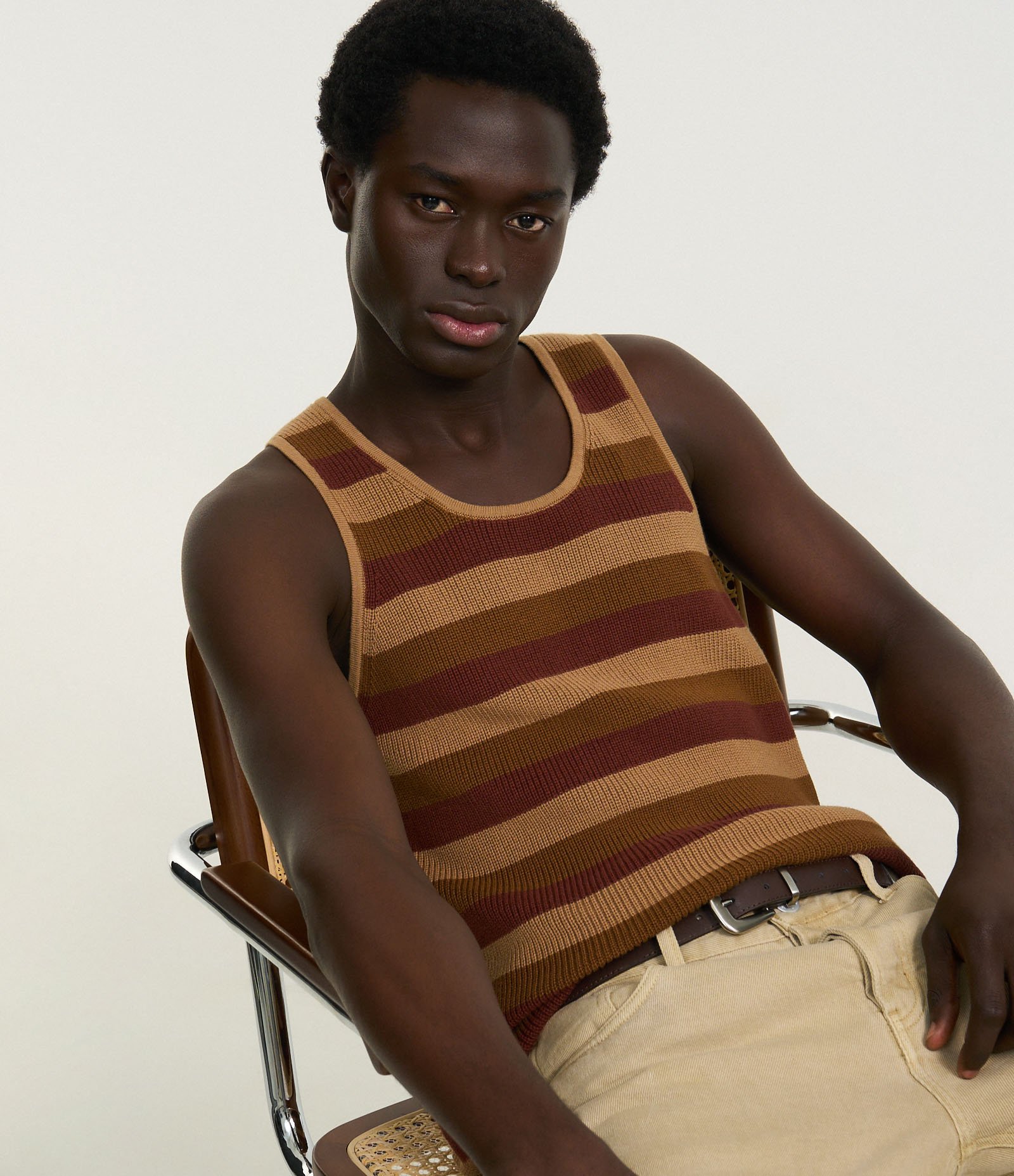 Regata em Crochê Com Estampa de Listras e Textura Marrom 1