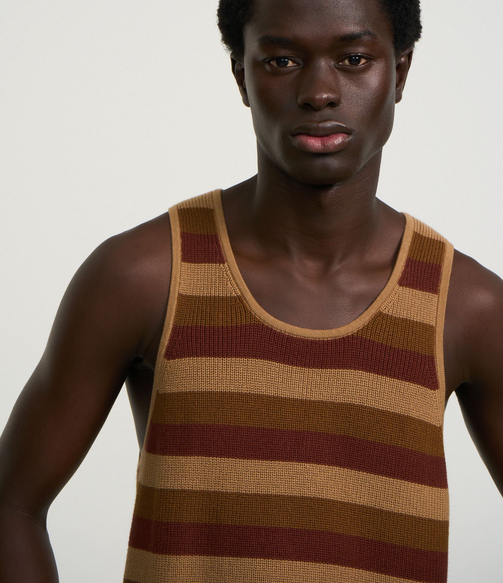 Regata em Crochê Com Estampa de Listras e Textura Marrom 4