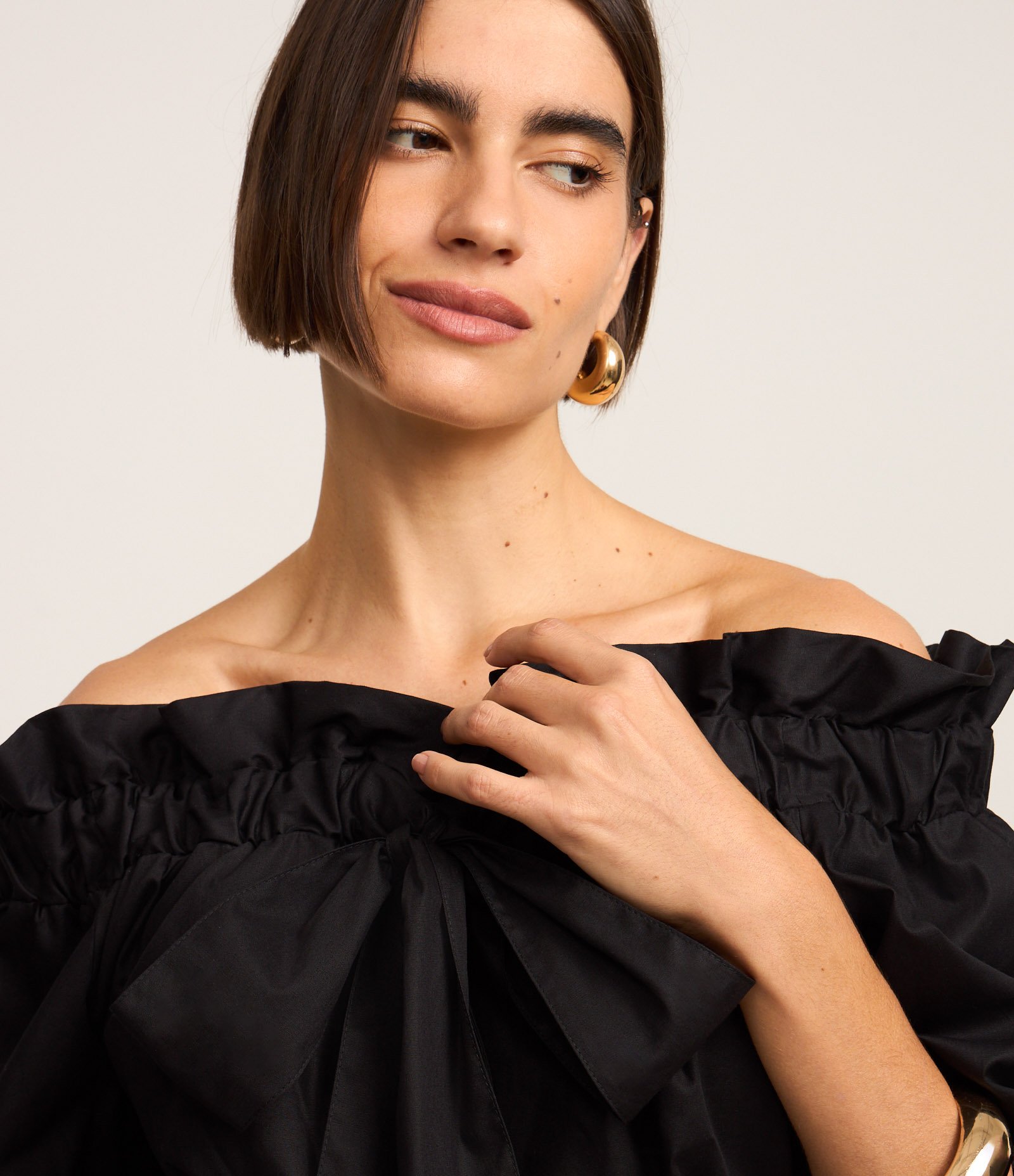 Blusa em Tricoline Ombro a Ombro com Amarração no Decote Preto 4