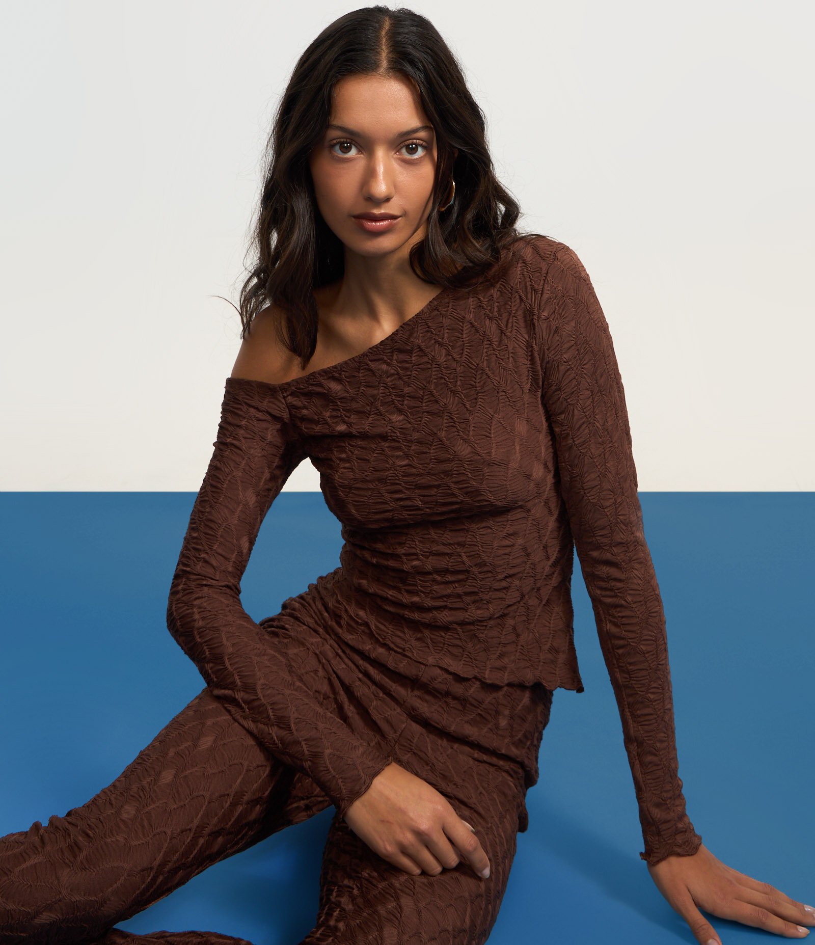 Blusa Texturizada com Barra Assimétrica e Frufru Marrom 5