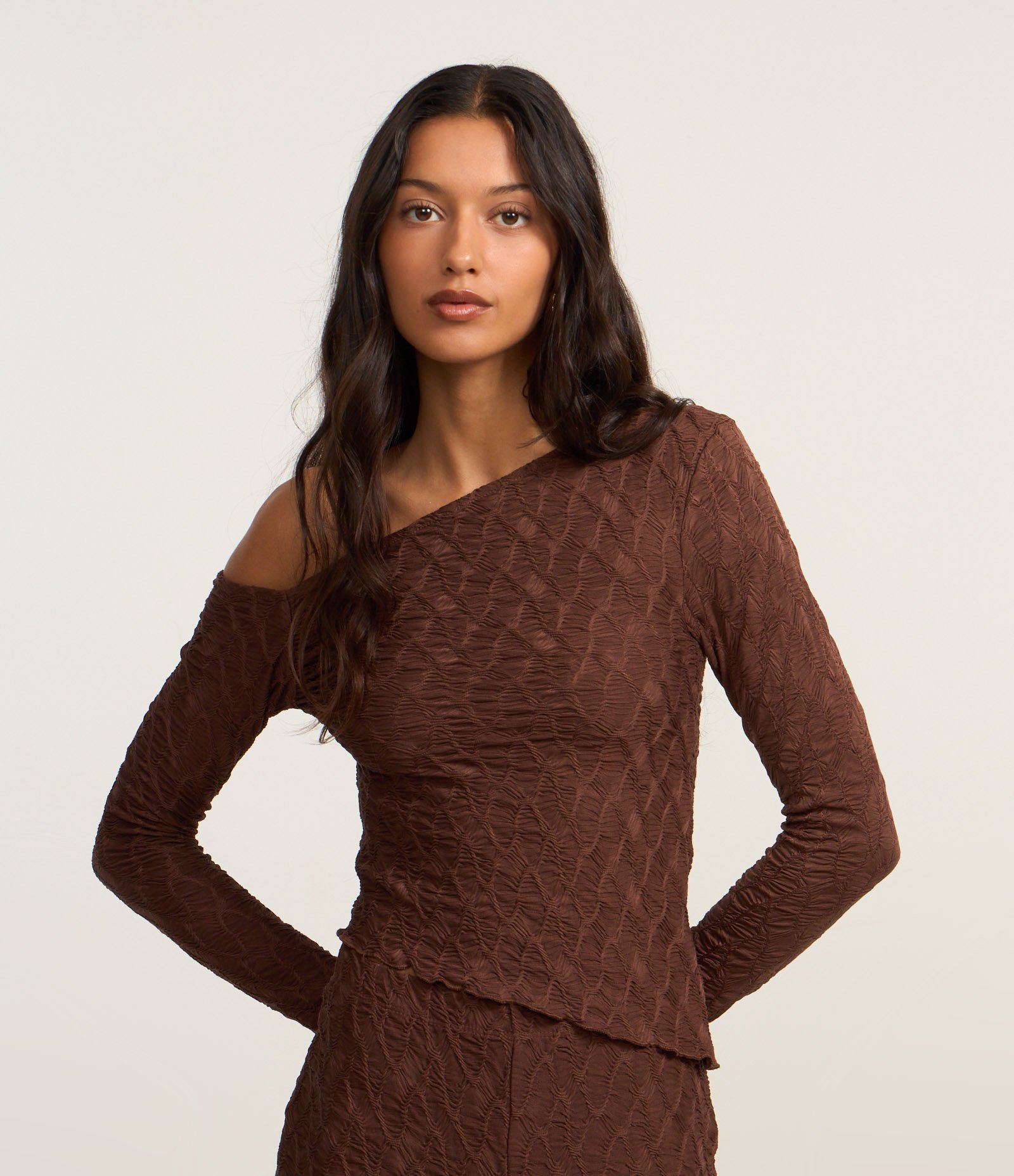 Blusa Texturizada com Barra Assimétrica e Frufru Marrom 3