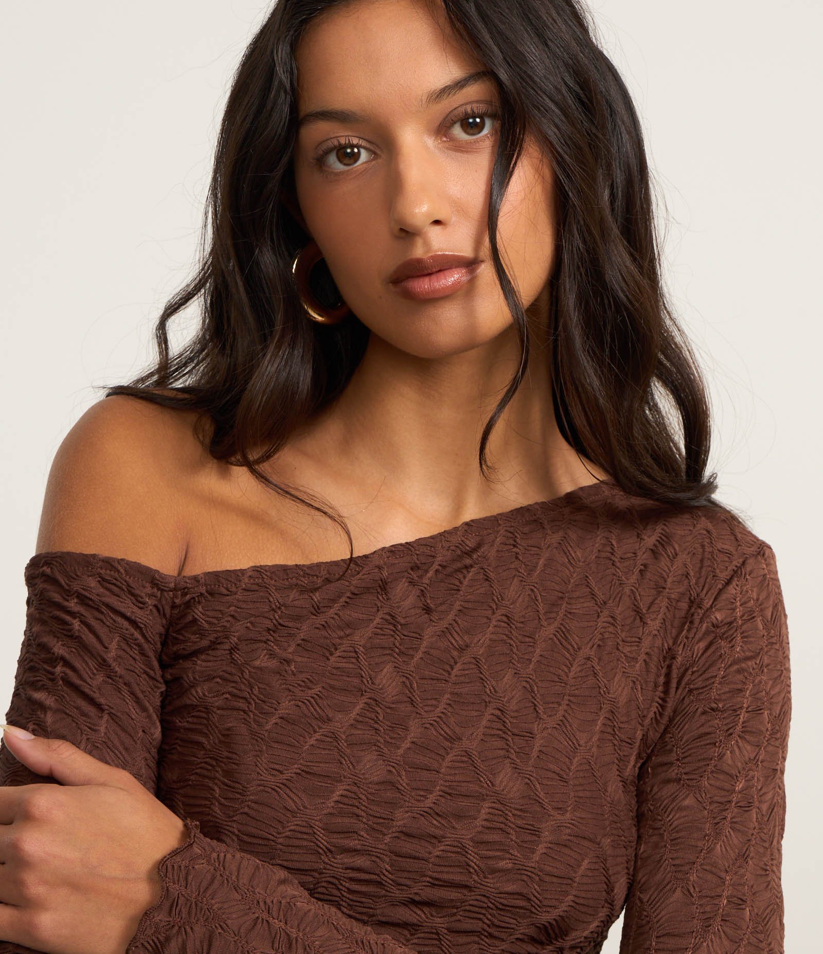 Blusa Texturizada com Barra Assimétrica e Frufru Marrom 4