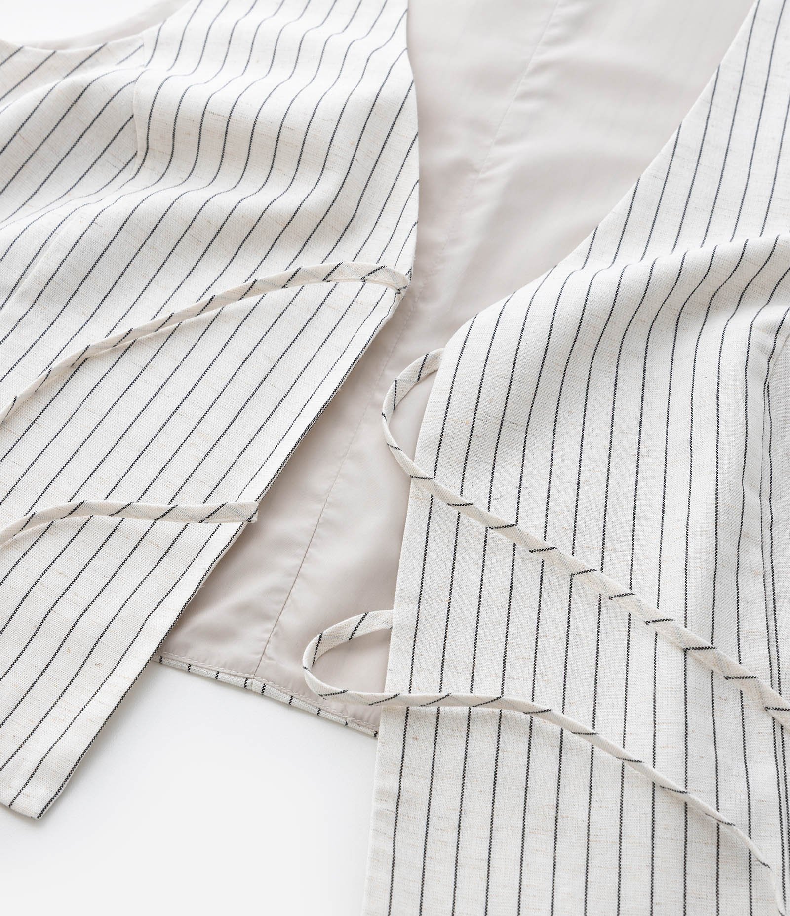 Blusa Colete em Viscolinho Listrado com Amarrações Frontais Curve & Plus Size Off White 4