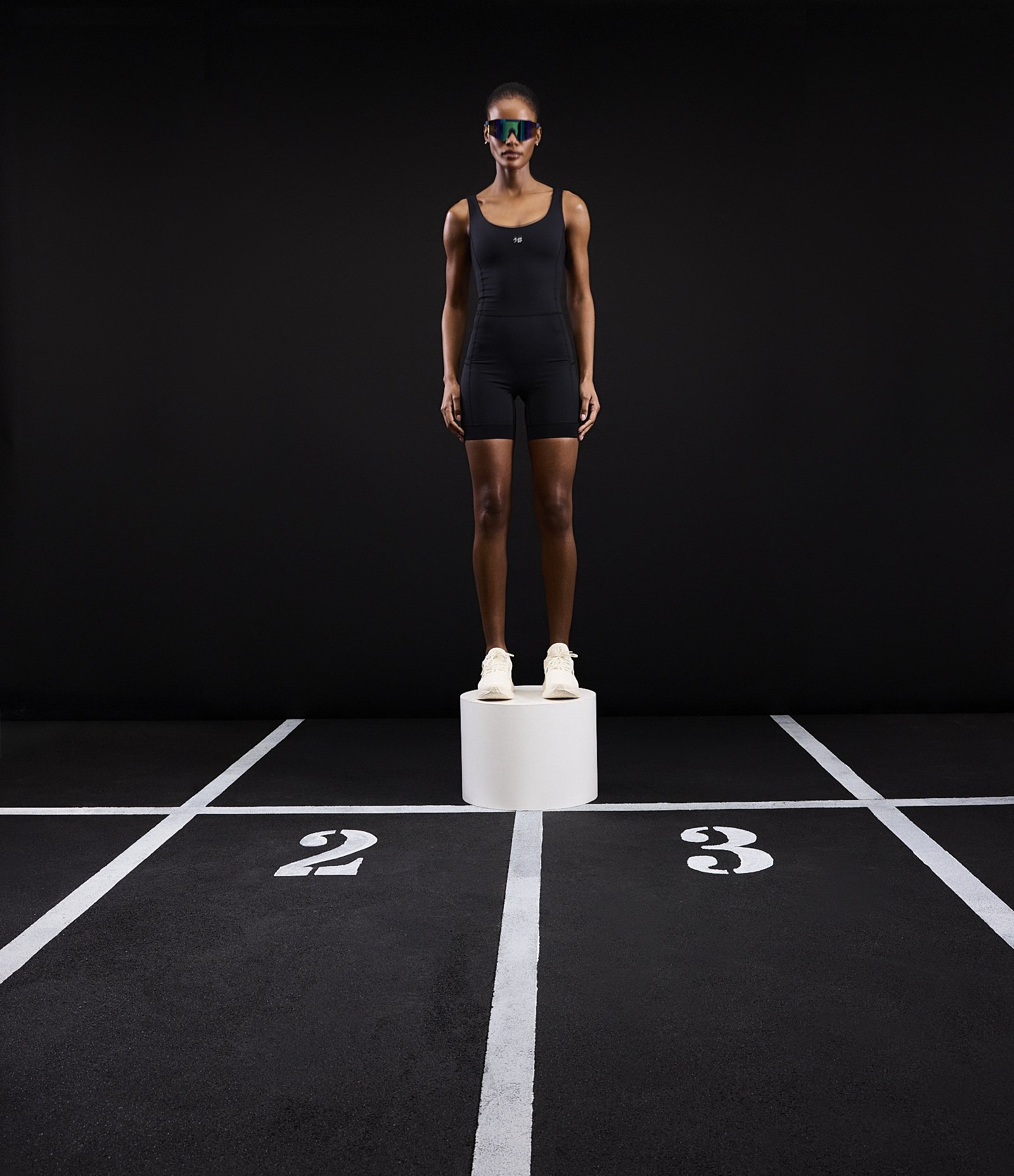 Macaquinho Esportivo em Microfibra com Bolsos Preto 2