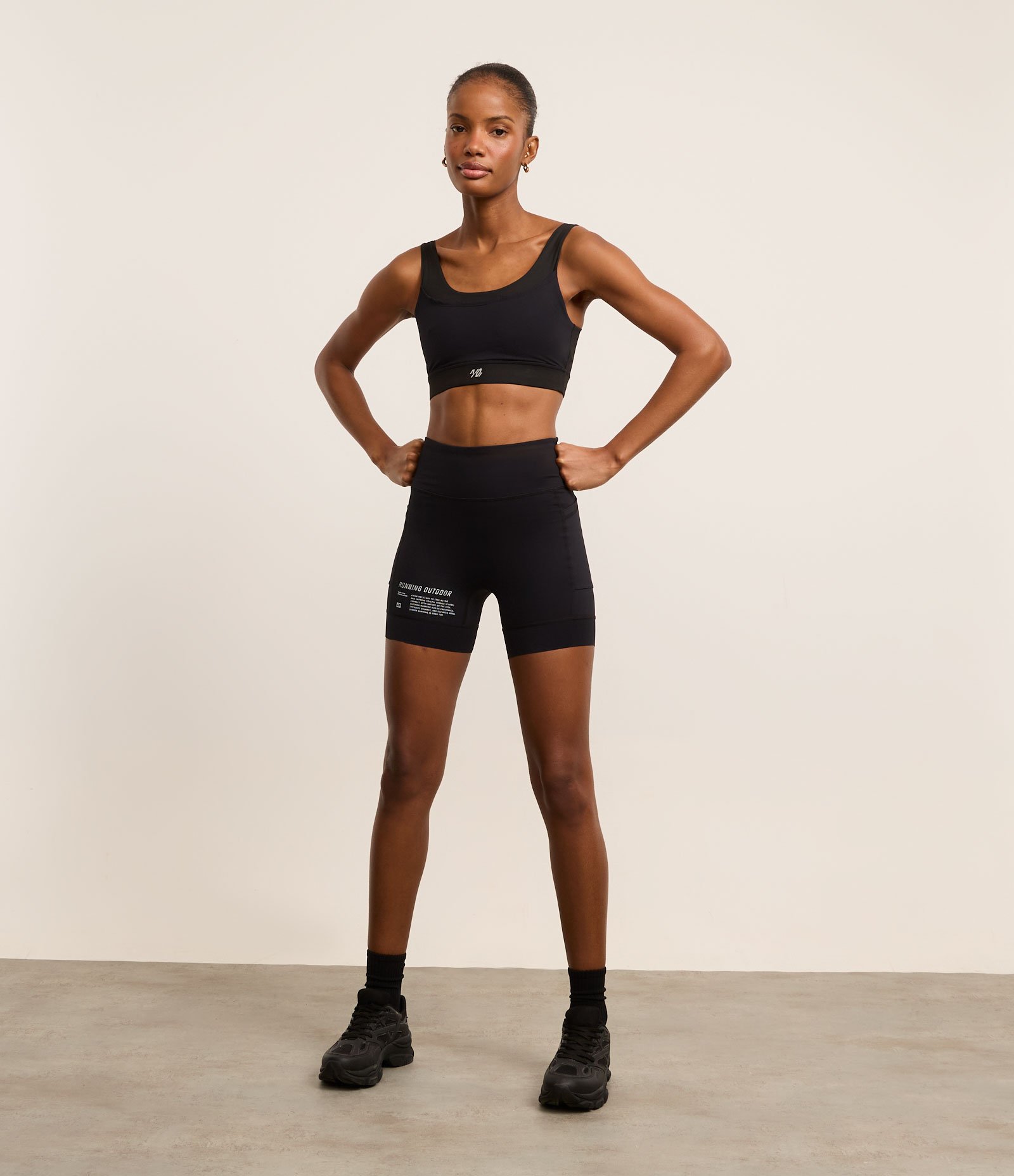 Bermuda Corrida em Microfibra com Barra Siliconada e Bolsos Funcionais Preto 1