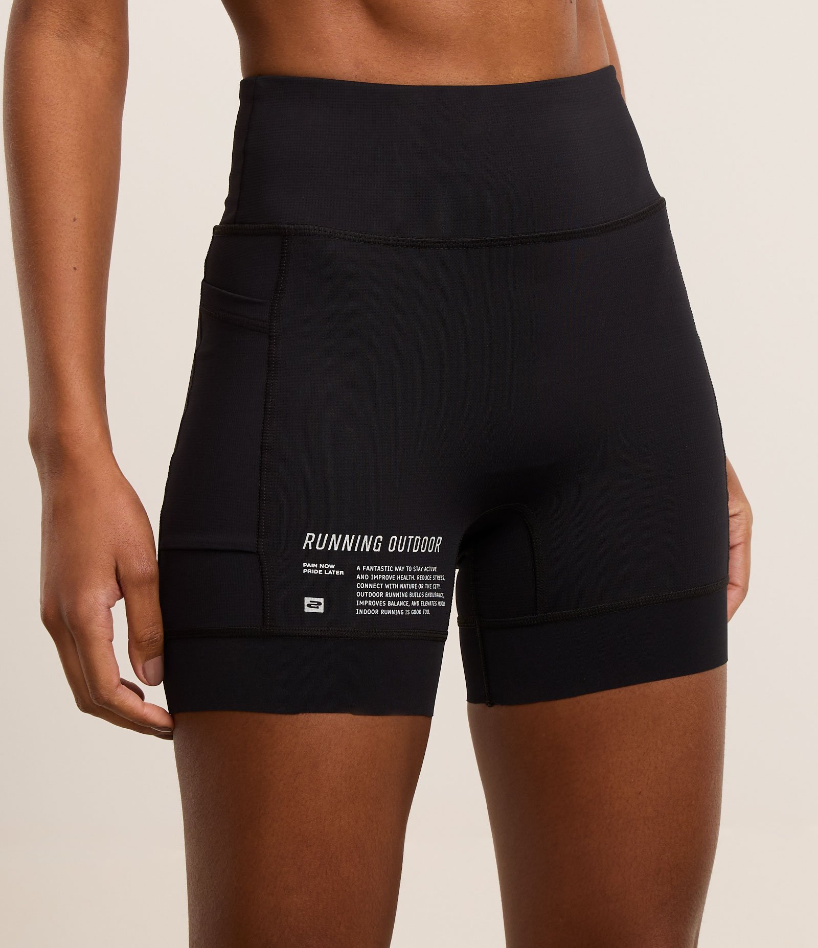 Bermuda Corrida em Microfibra com Barra Siliconada e Bolsos Funcionais Preto 2