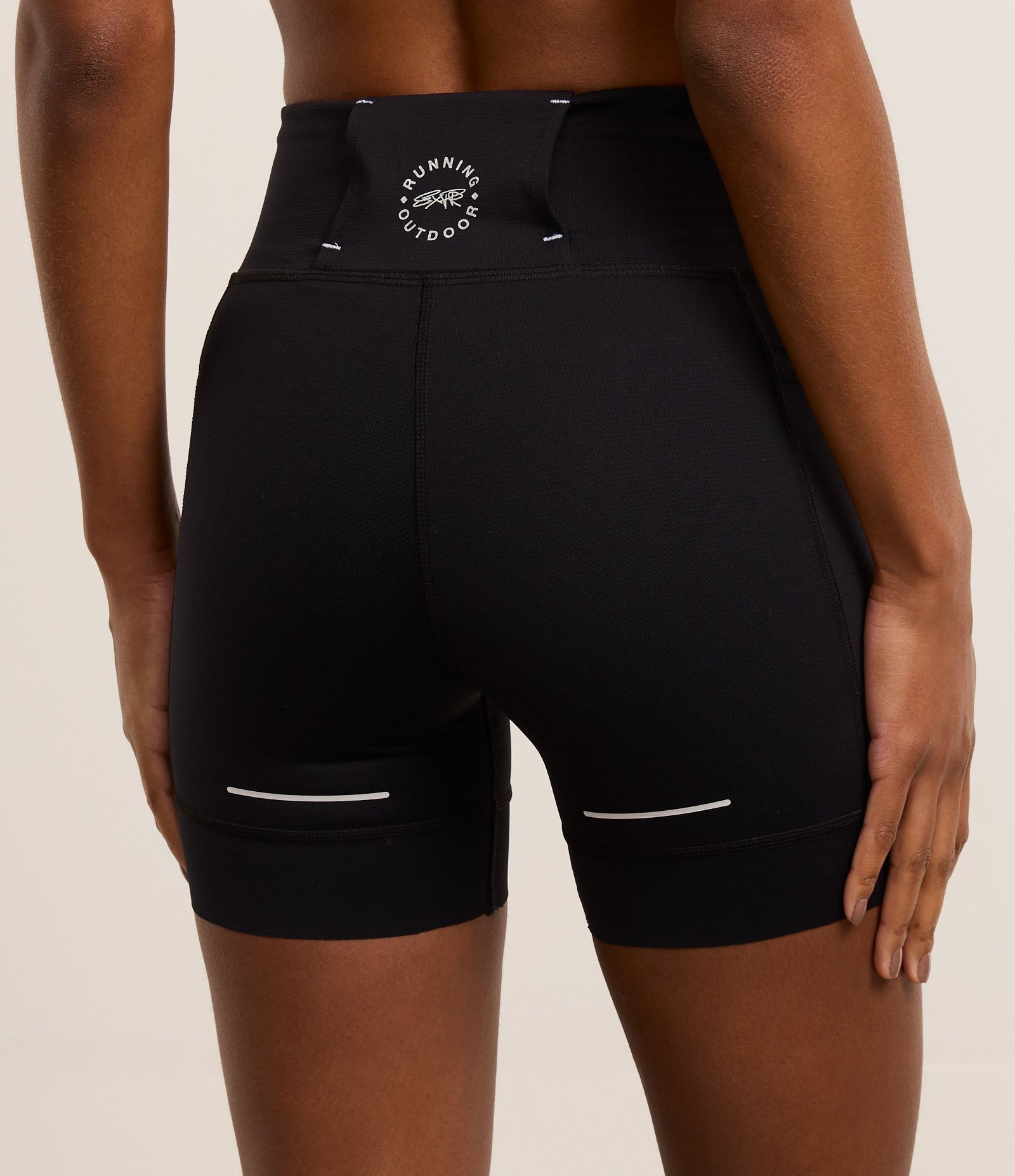 Bermuda Corrida em Microfibra com Barra Siliconada e Bolsos Funcionais Preto 3