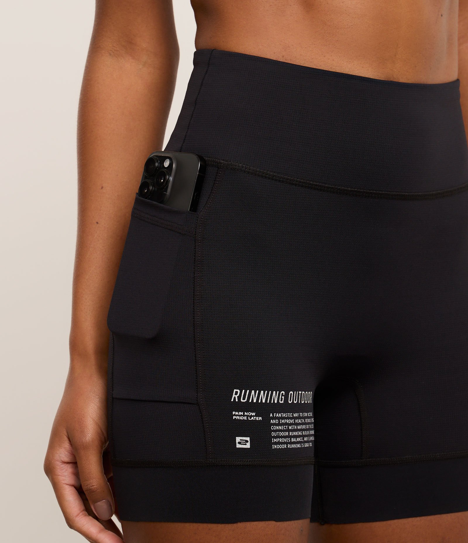 Bermuda Corrida em Microfibra com Barra Siliconada e Bolsos Funcionais Preto 5