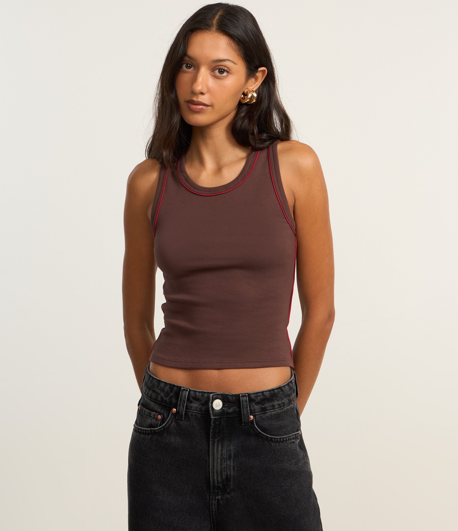 Regata em Ribana com Frisos Contrastantes Marrom 3