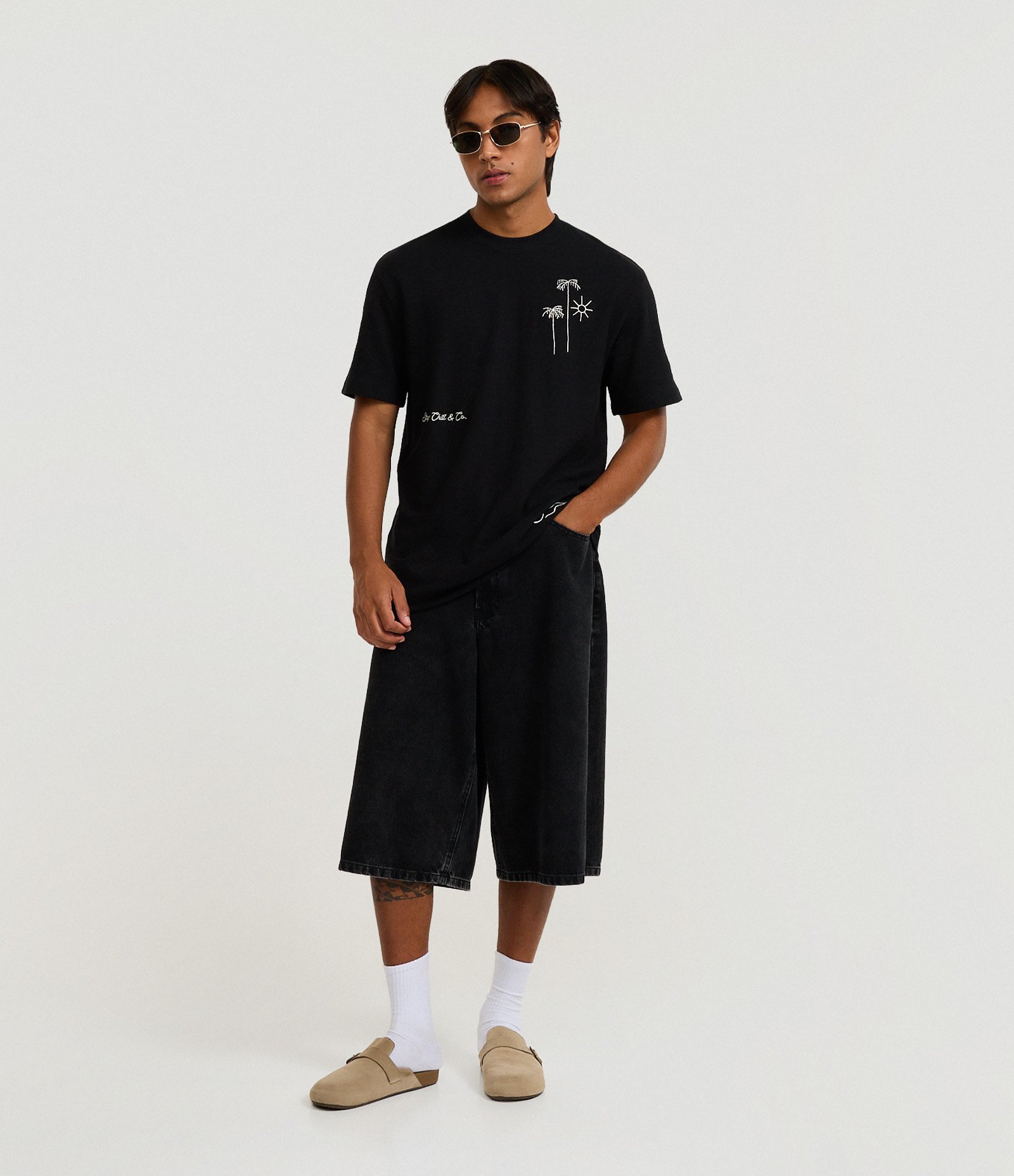 Camiseta Relaxed com Textura e Estampa Bordada de Coqueiros e Sol Preto 2