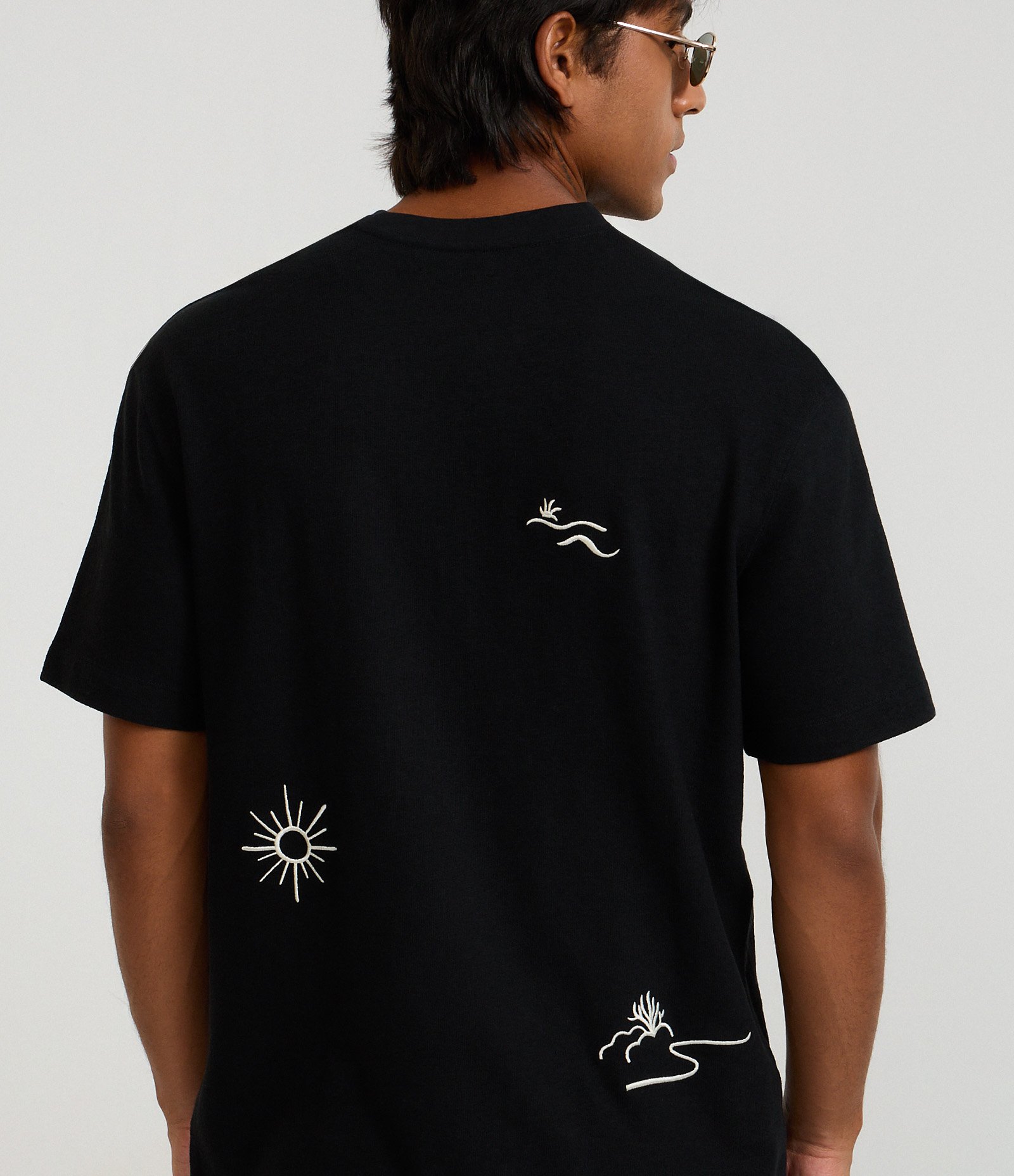 Camiseta Relaxed com Textura e Estampa Bordada de Coqueiros e Sol Preto 3