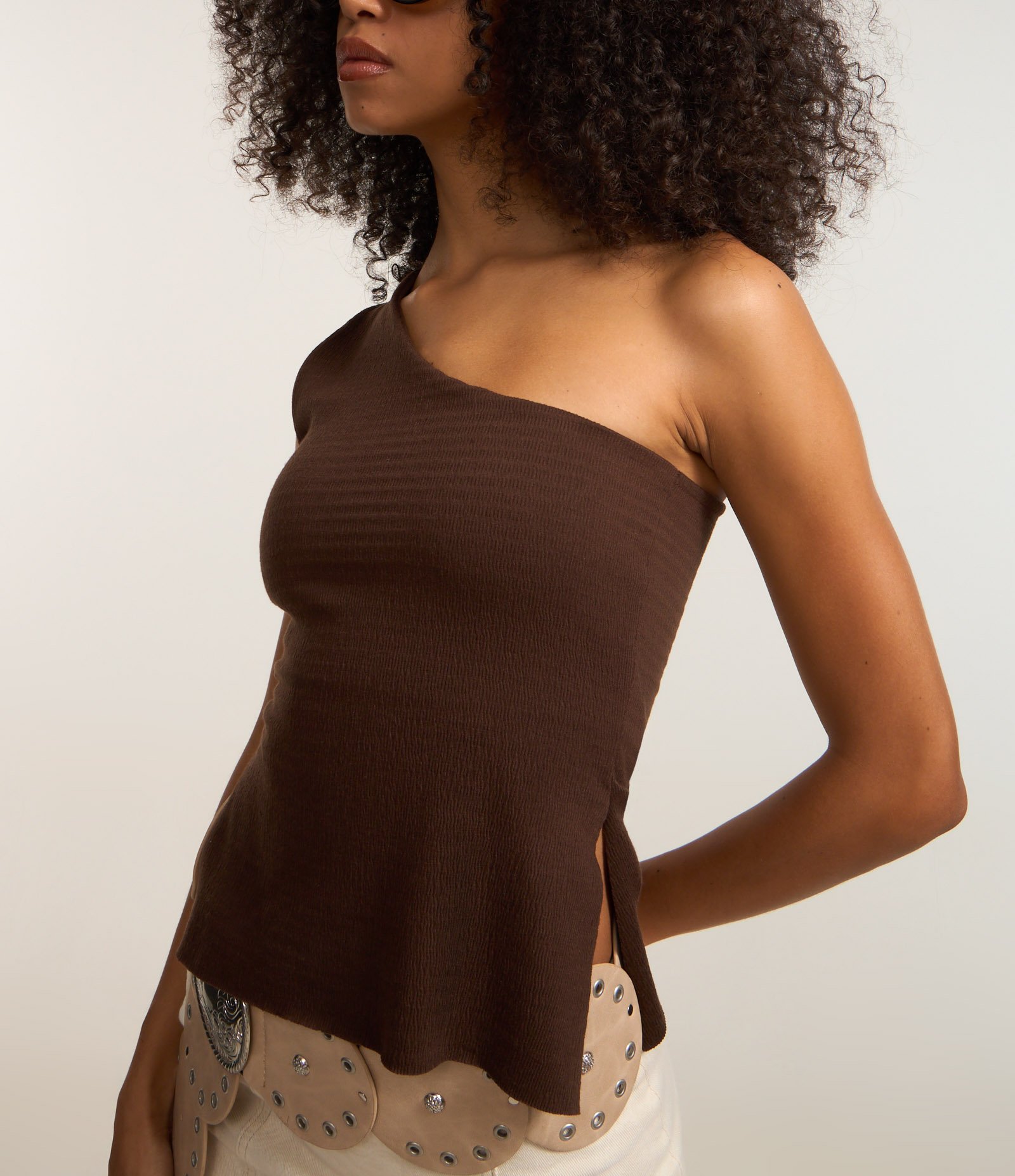 Blusa Texturizada com Ombro Só Marrom 3