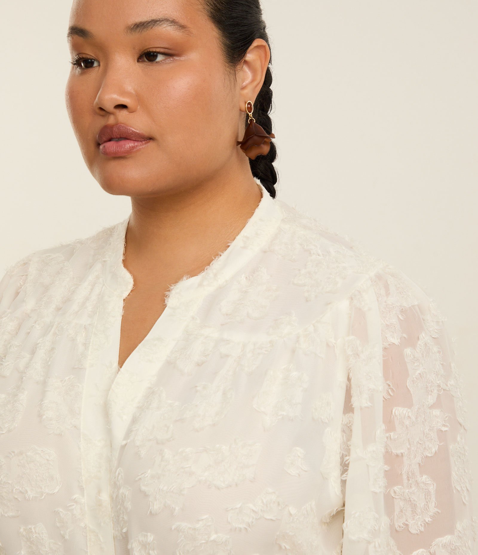 Camisa em Chiffon com Efeito Devorê e Pelinhos Curve & Plus Size Off White 3