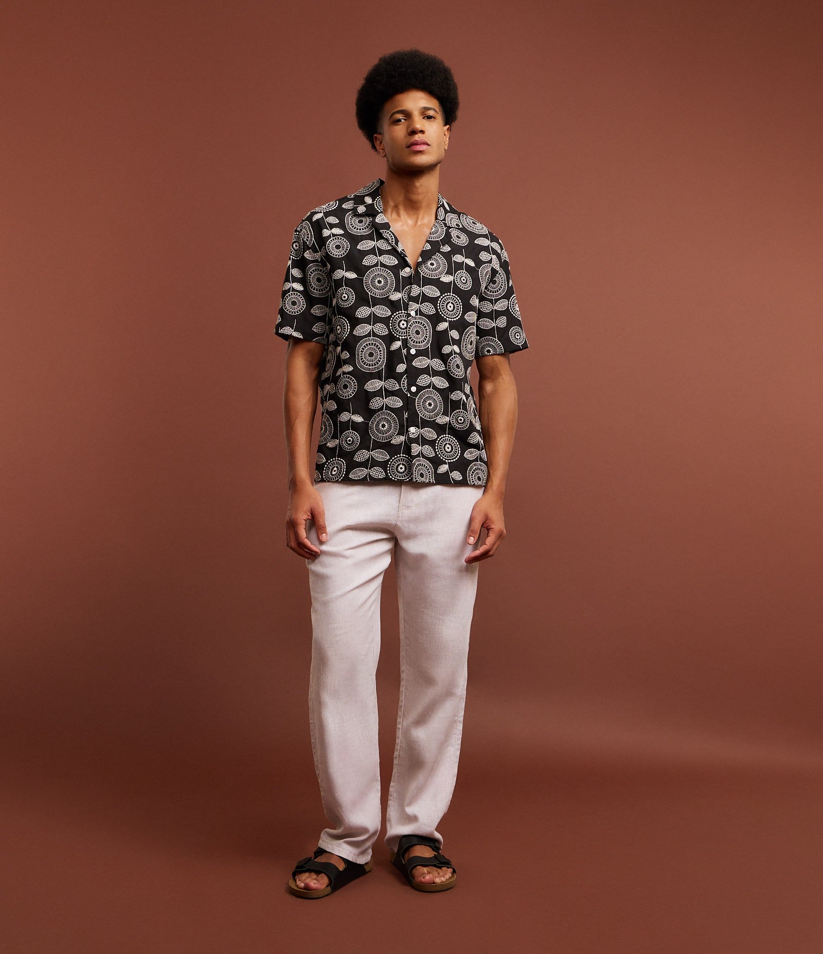 Camisa em Jacquard com Estampa Bordada de Folhagem Preto 2