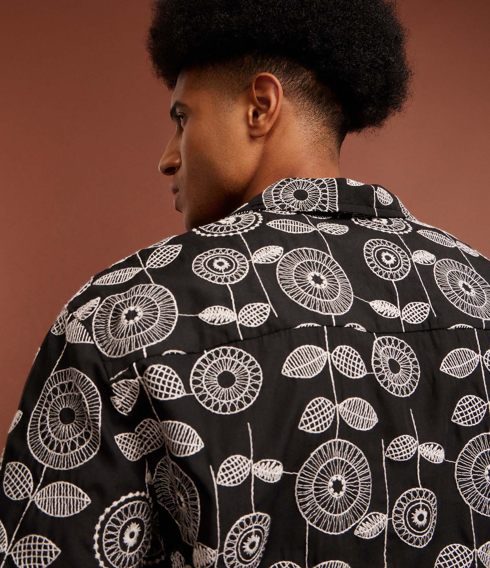 Camisa em Jacquard com Estampa Bordada de Folhagem Preto 3