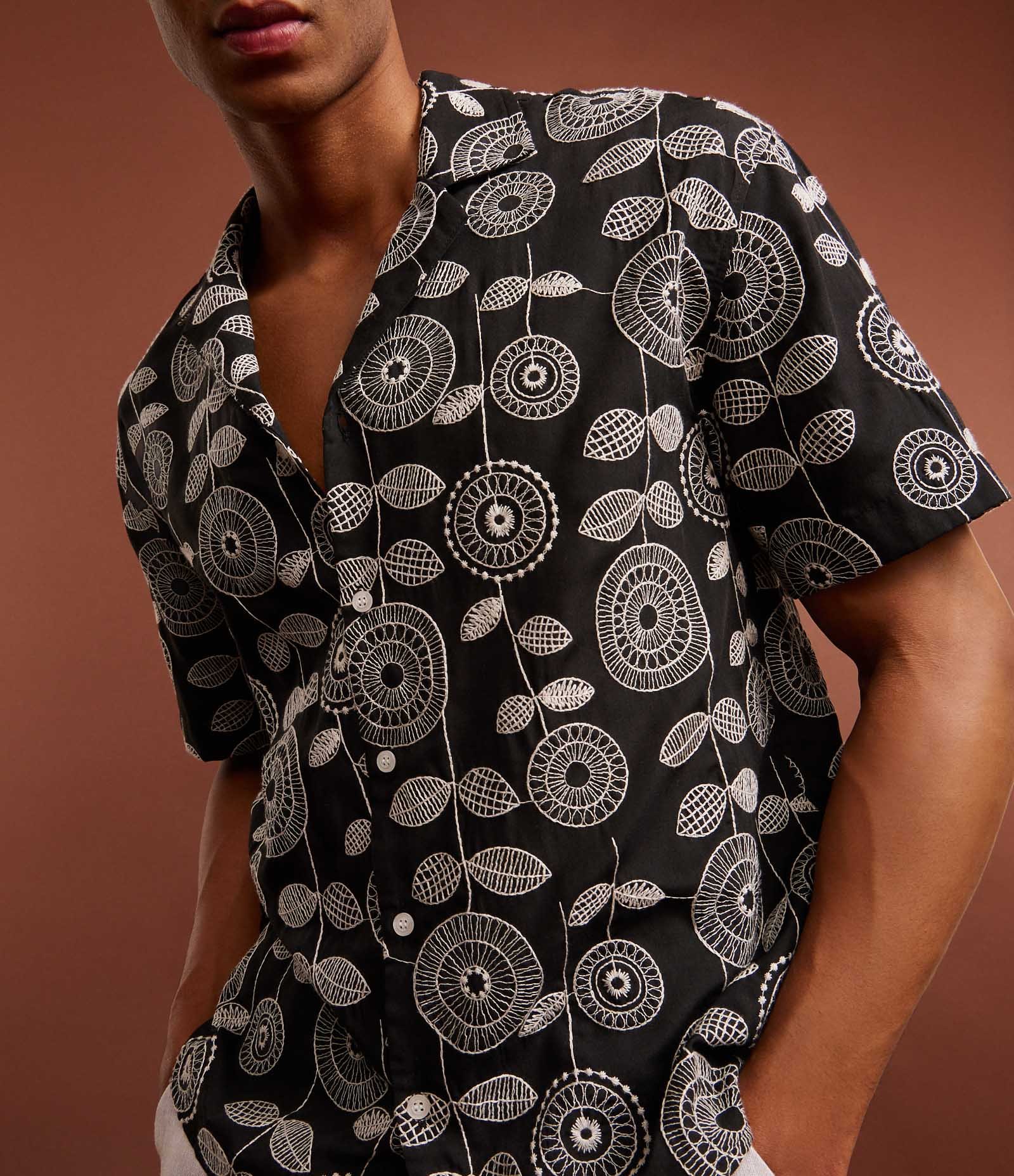 Camisa em Jacquard com Estampa Bordada de Folhagem Preto 4