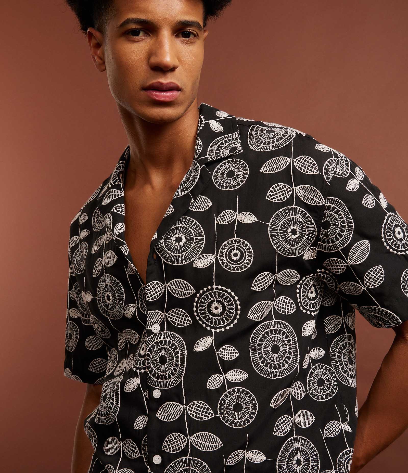 Camisa em Jacquard com Estampa Bordada de Folhagem Preto 6