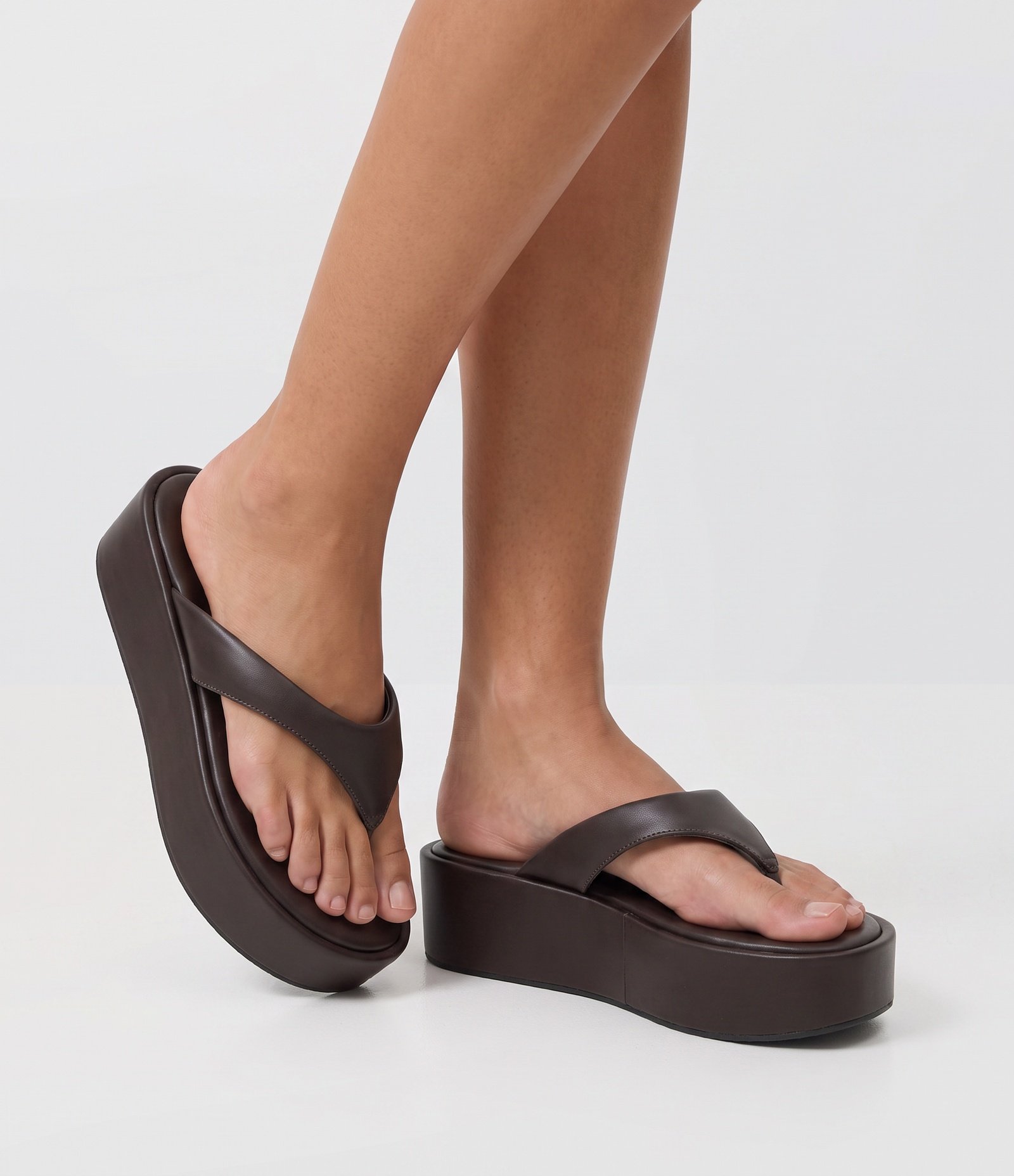 Chinelo Flatform com Tiras Largas Marrom 1