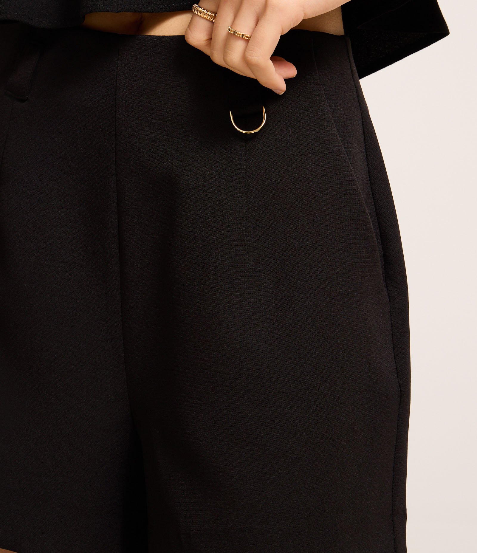 Short Alfaiatado com Passantes e Fivela Metalizada Preto 4