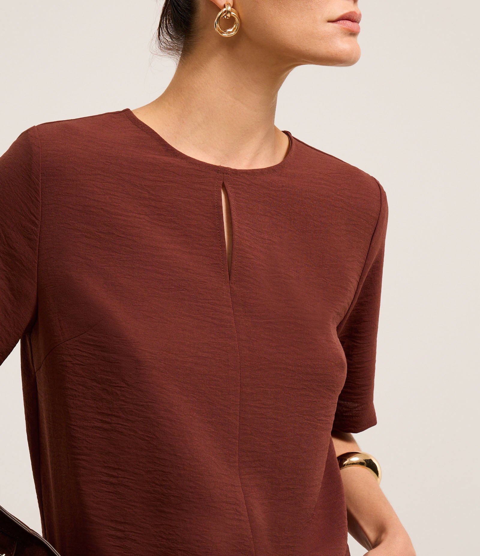 Blusa em Crepe com Gola Redonda e Vazado Marrom 3