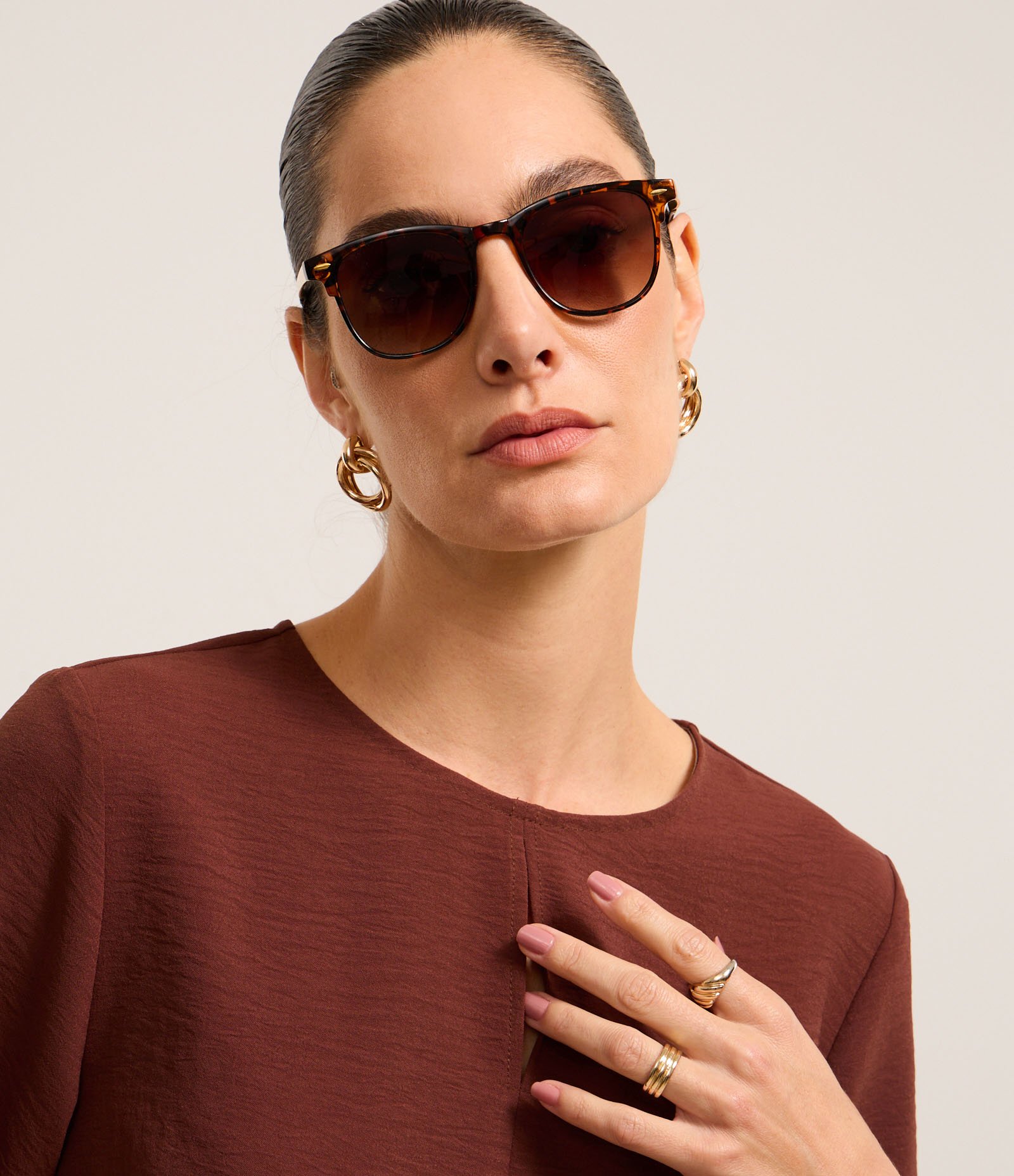 Blusa em Crepe com Gola Redonda e Vazado Marrom 4