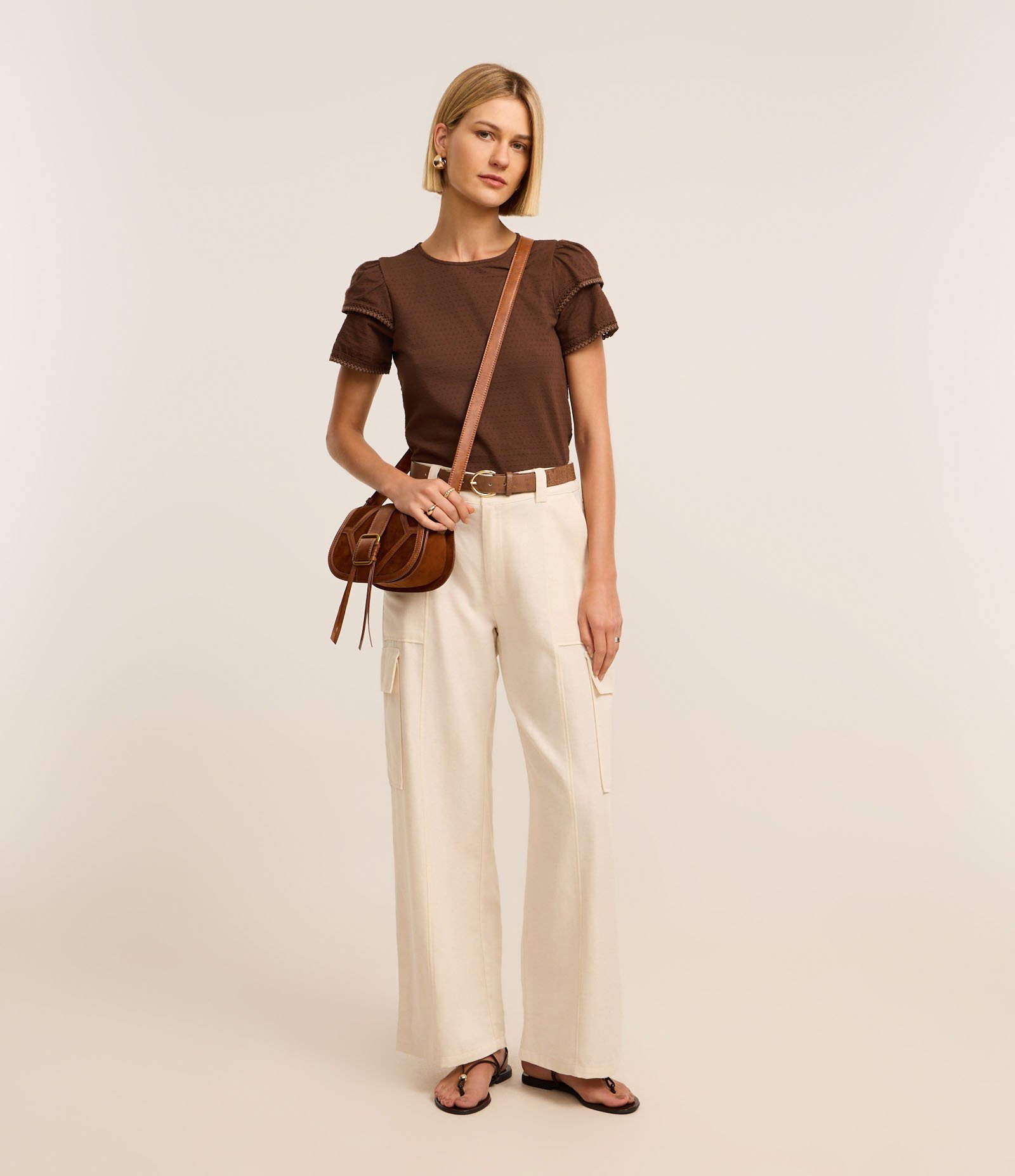 Blusa em Algodão com Babado na Manga e Detalhe Efeito Crochê Marrom 2