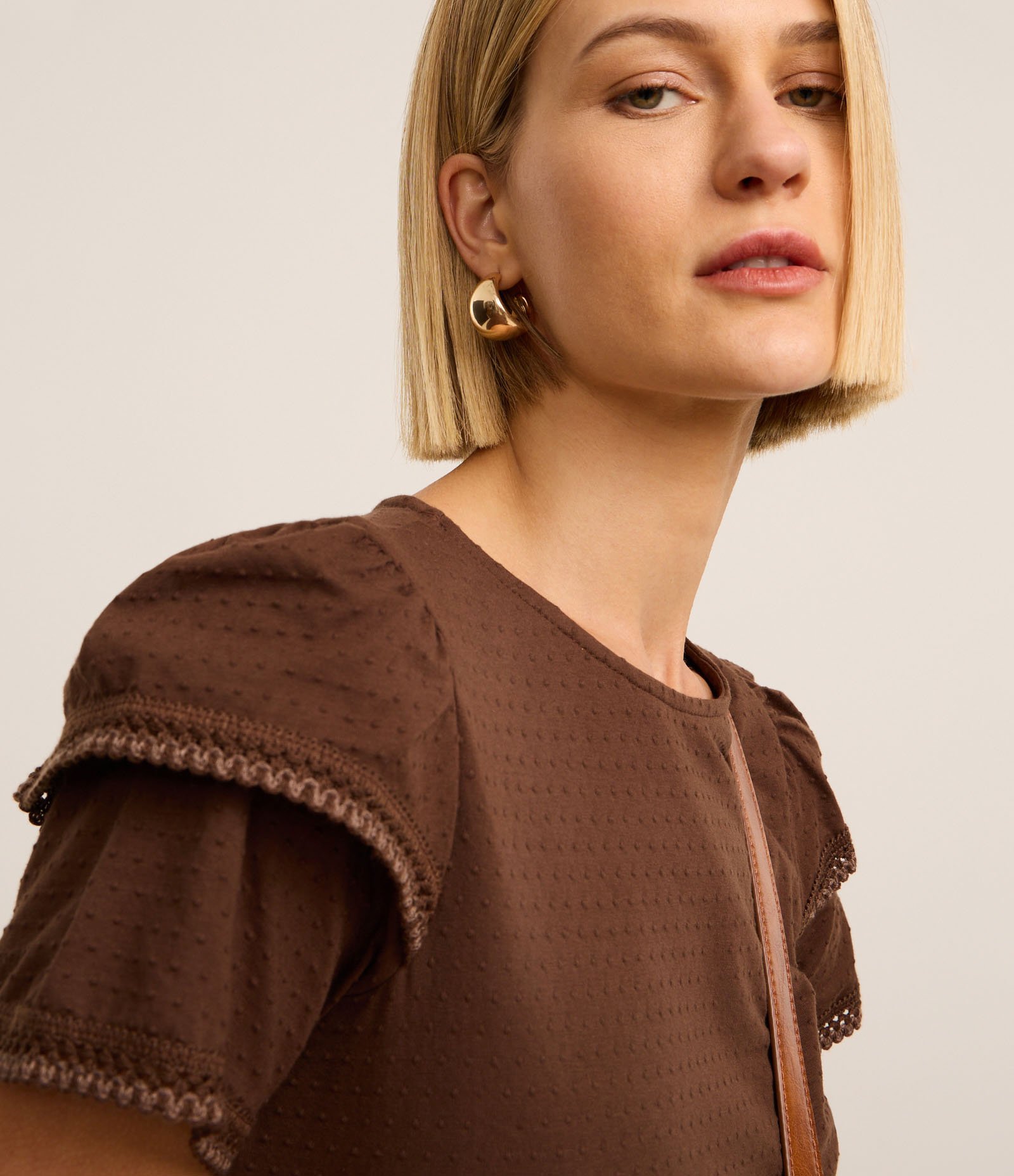 Blusa em Algodão com Babado na Manga e Detalhe Efeito Crochê Marrom 3