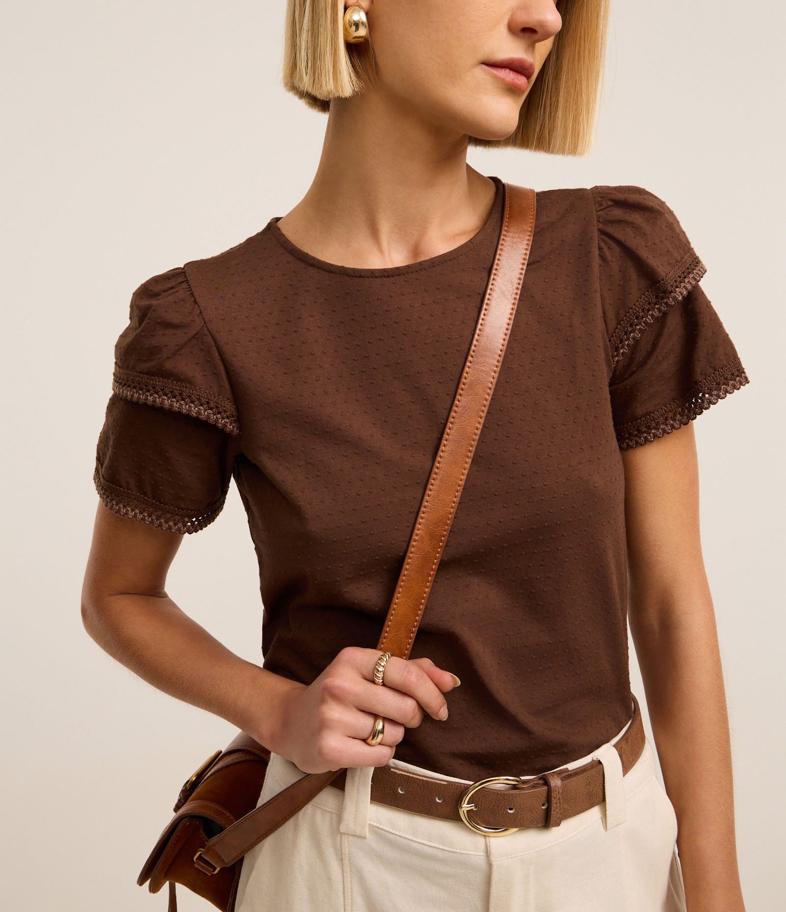 Blusa em Algodão com Babado na Manga e Detalhe Efeito Crochê Marrom 4