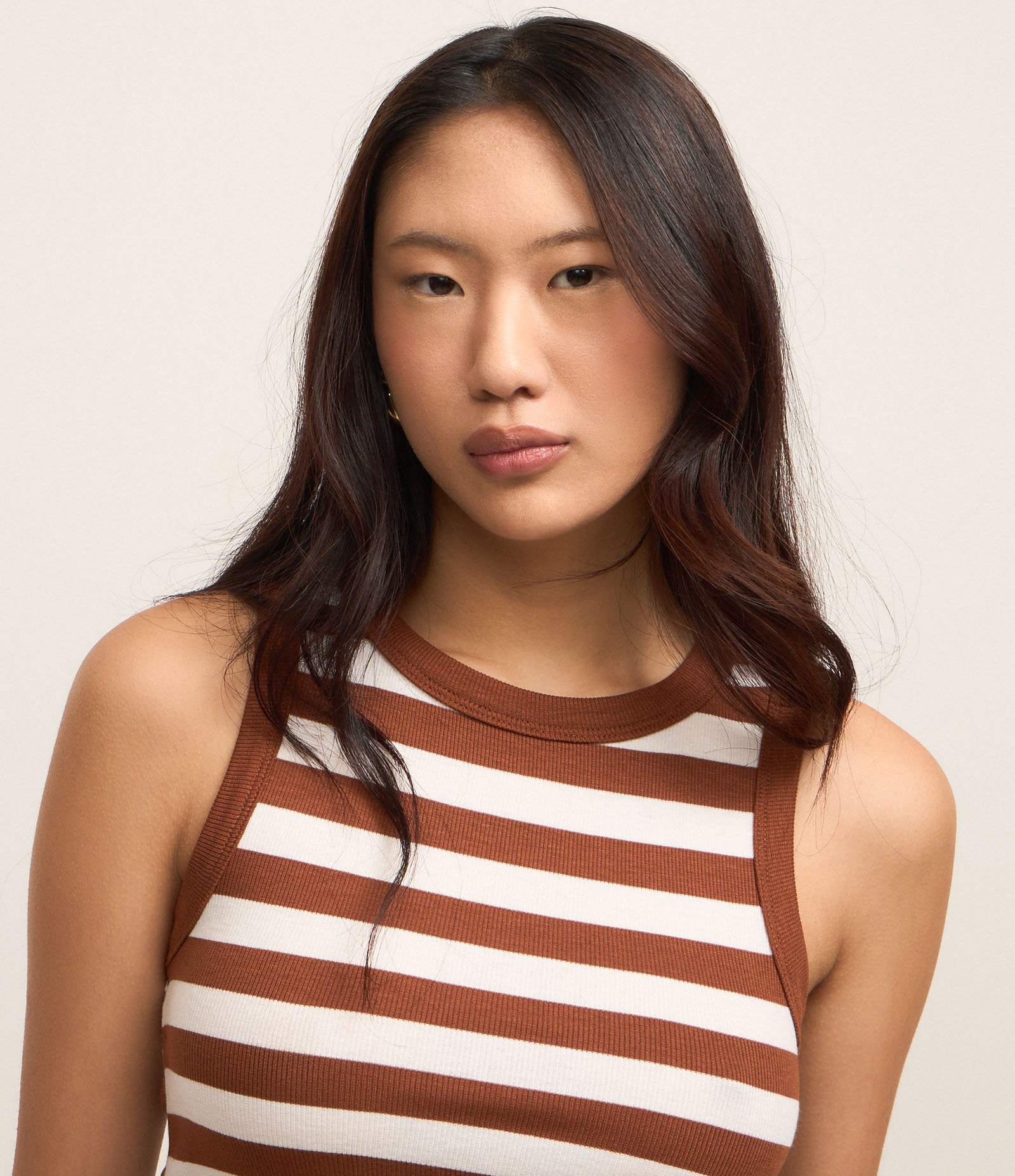 Blusa Regata em Viscose Listrada e com Textura Marrom 4