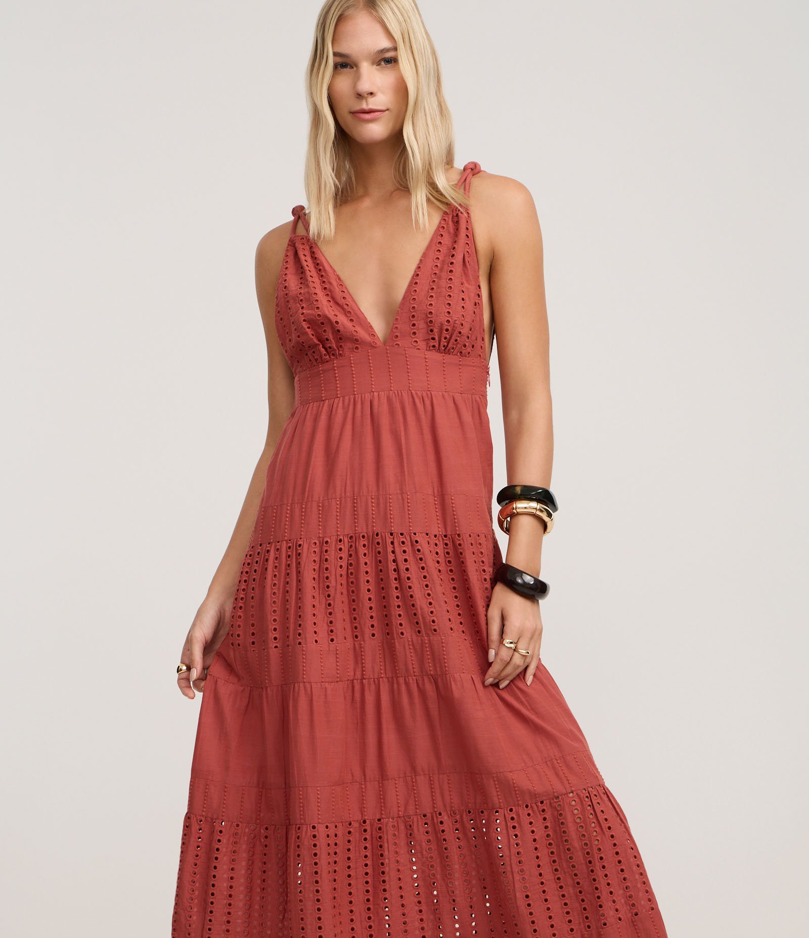 Vestido Evasê em Laise com Alça Torcida e Bordados Vazados Terracota 1