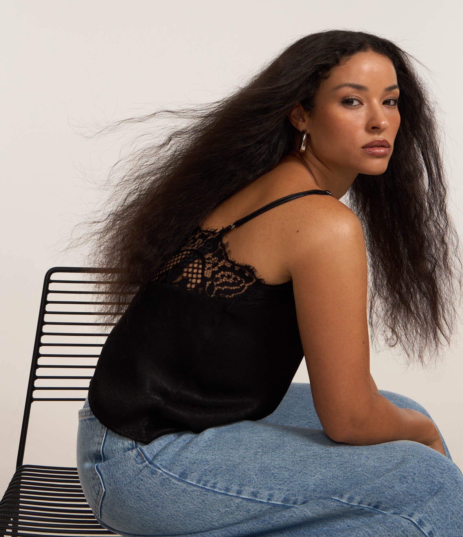 Blusa em Cetim com Detalhes em Renda Preto 1