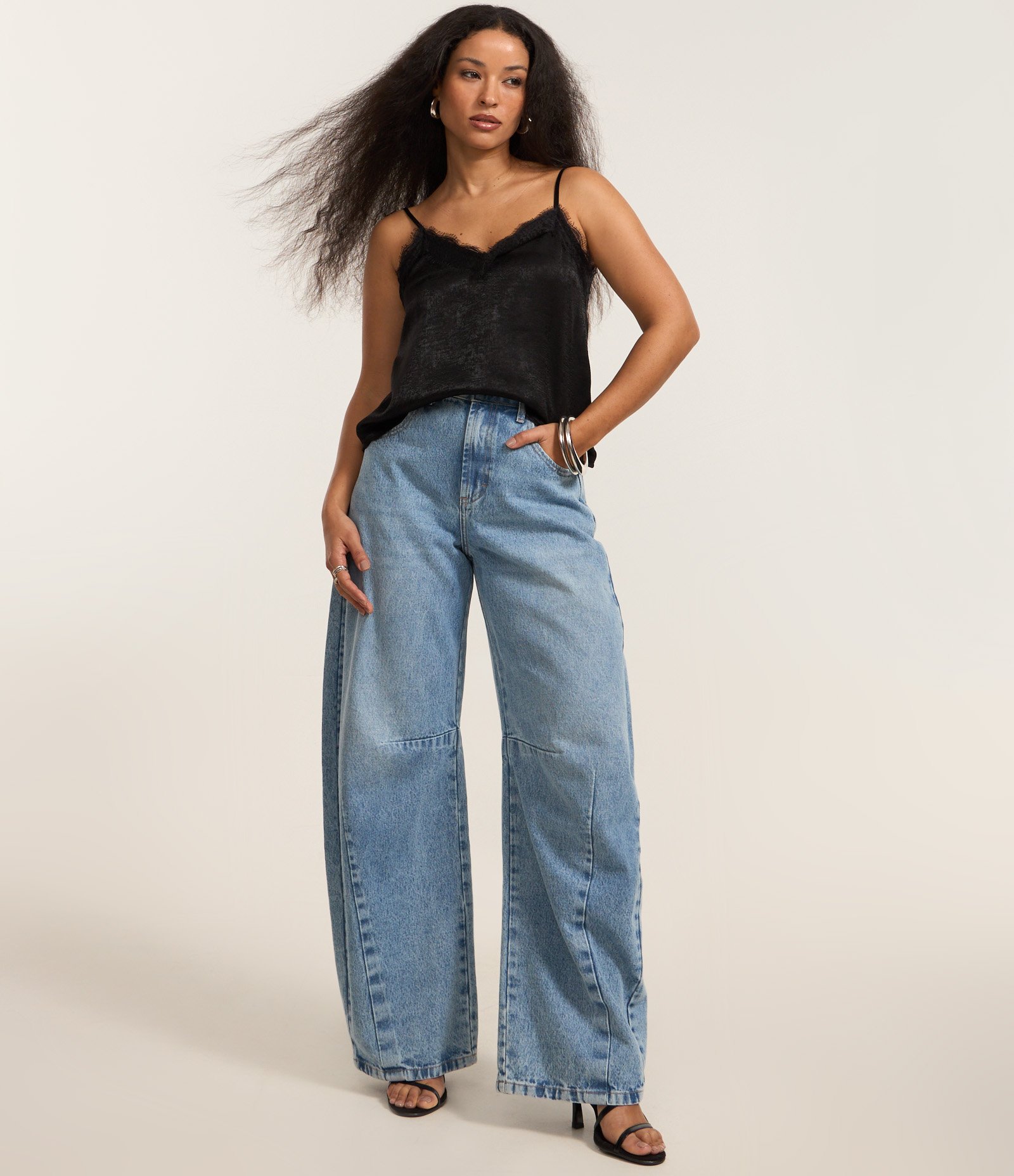 Blusa em Cetim com Detalhes em Renda Preto 2