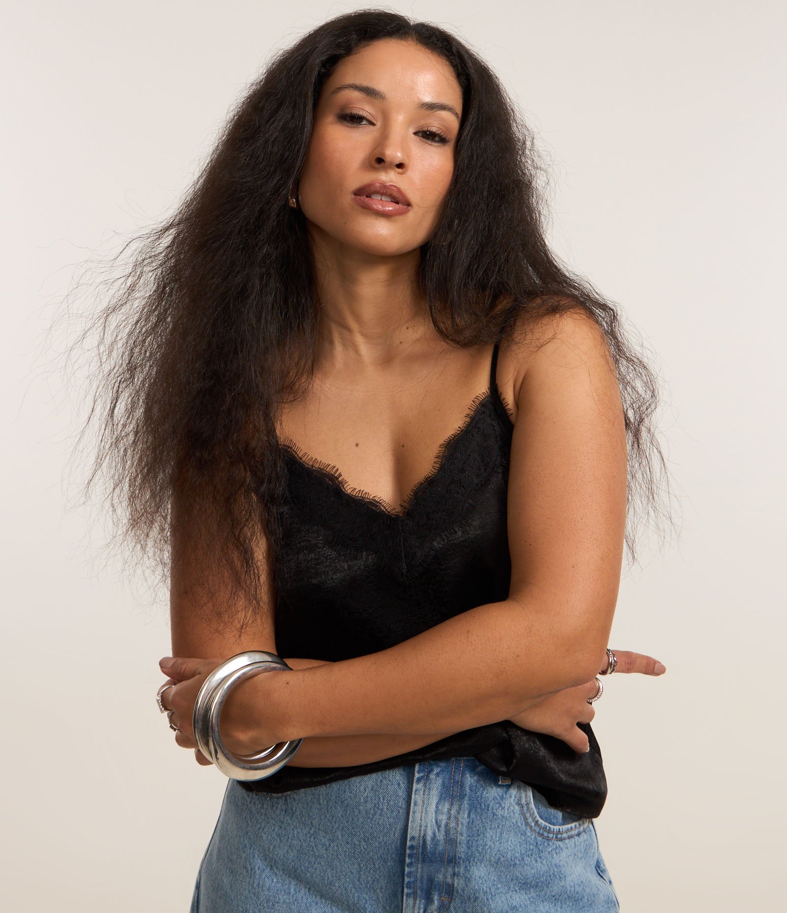 Blusa em Cetim com Detalhes em Renda Preto 3