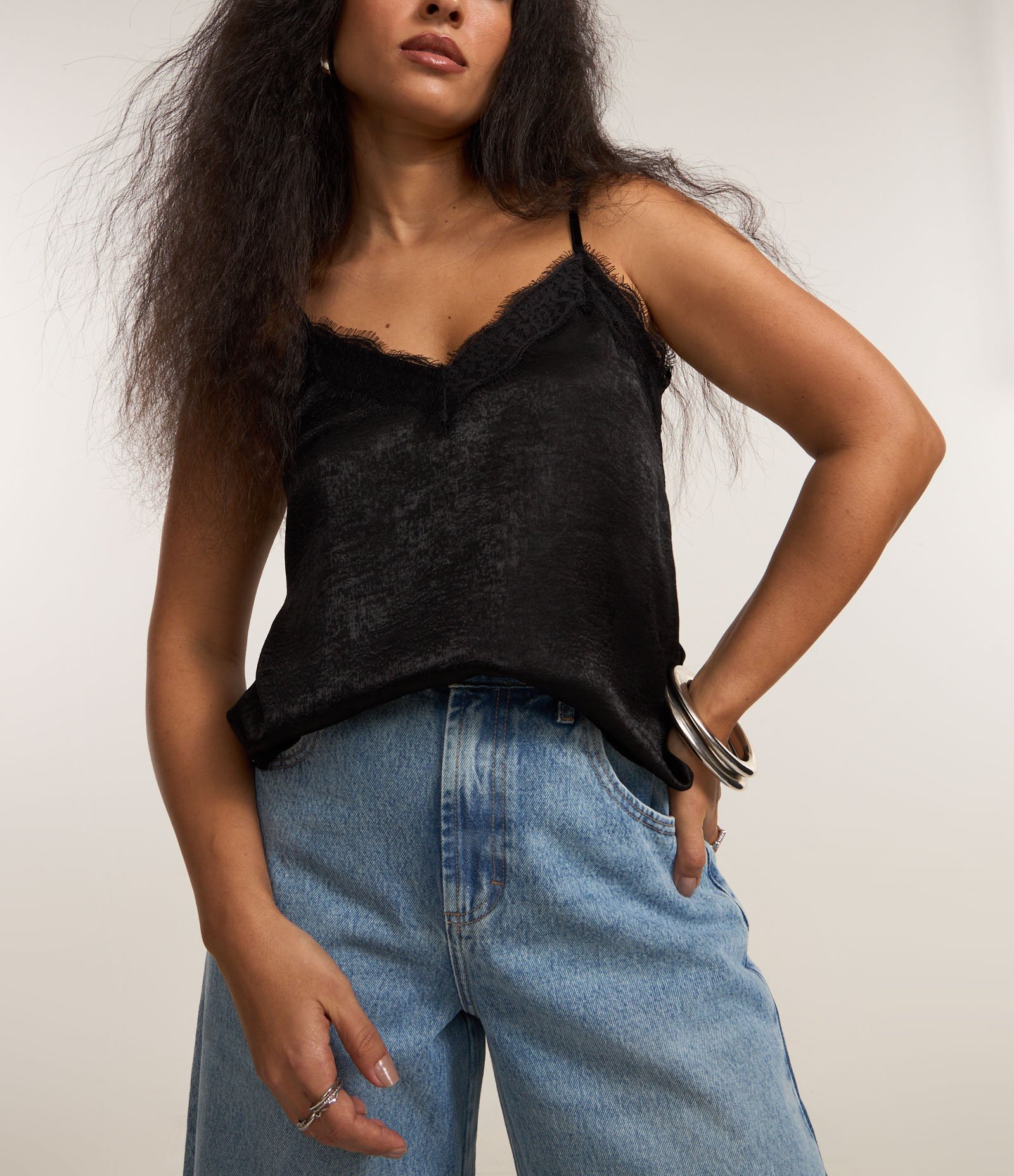 Blusa em Cetim com Detalhes em Renda Preto 4