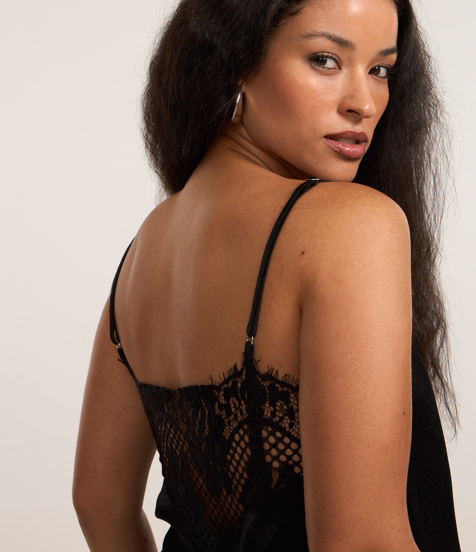 Blusa em Cetim com Detalhes em Renda Preto 5