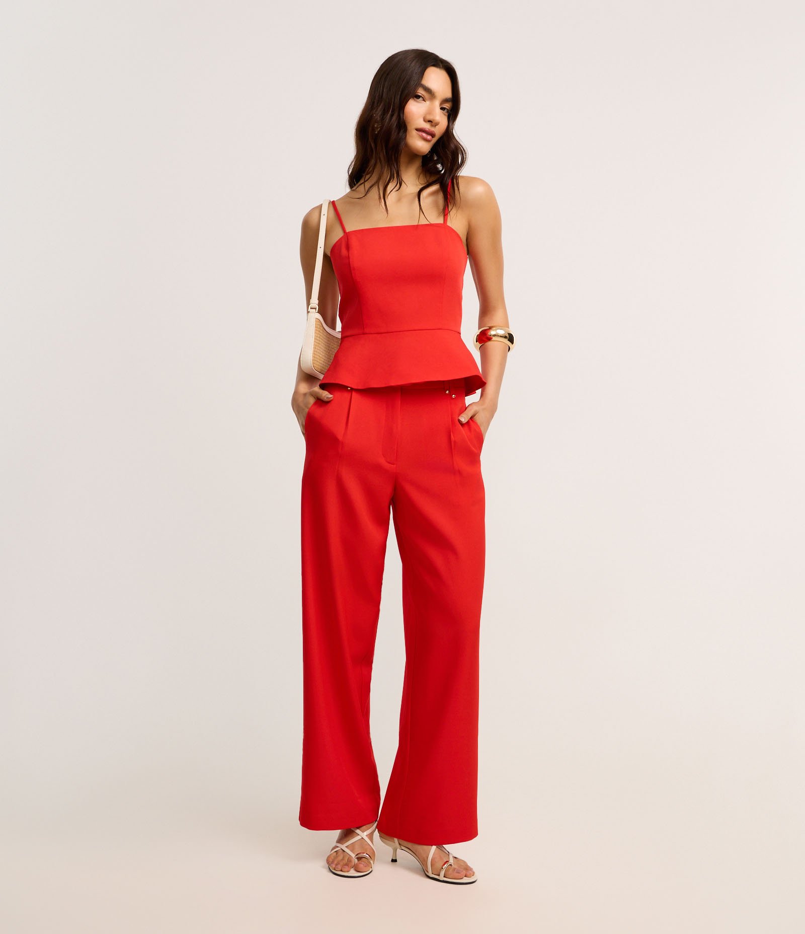 Calça Wide Leg Alfaiatada com Cós Duplo e Detalhe de Rebite Vermelho 2