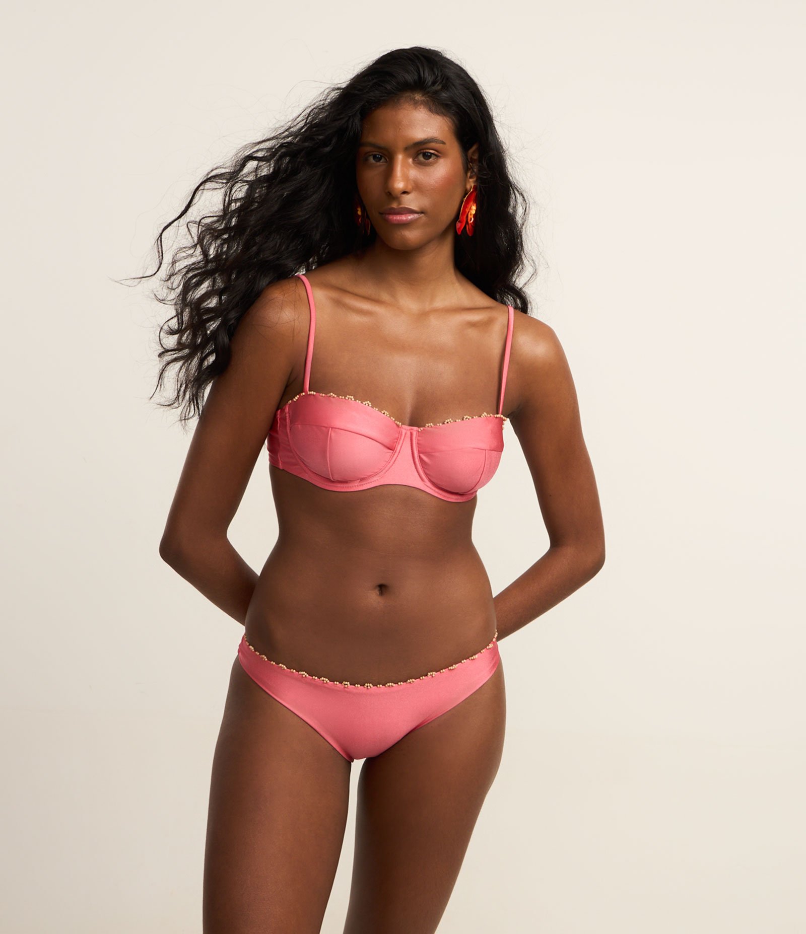Biquíni Top Meia Taça em Microfibra Brilho com Aviamentos de Madeira Rosa 2