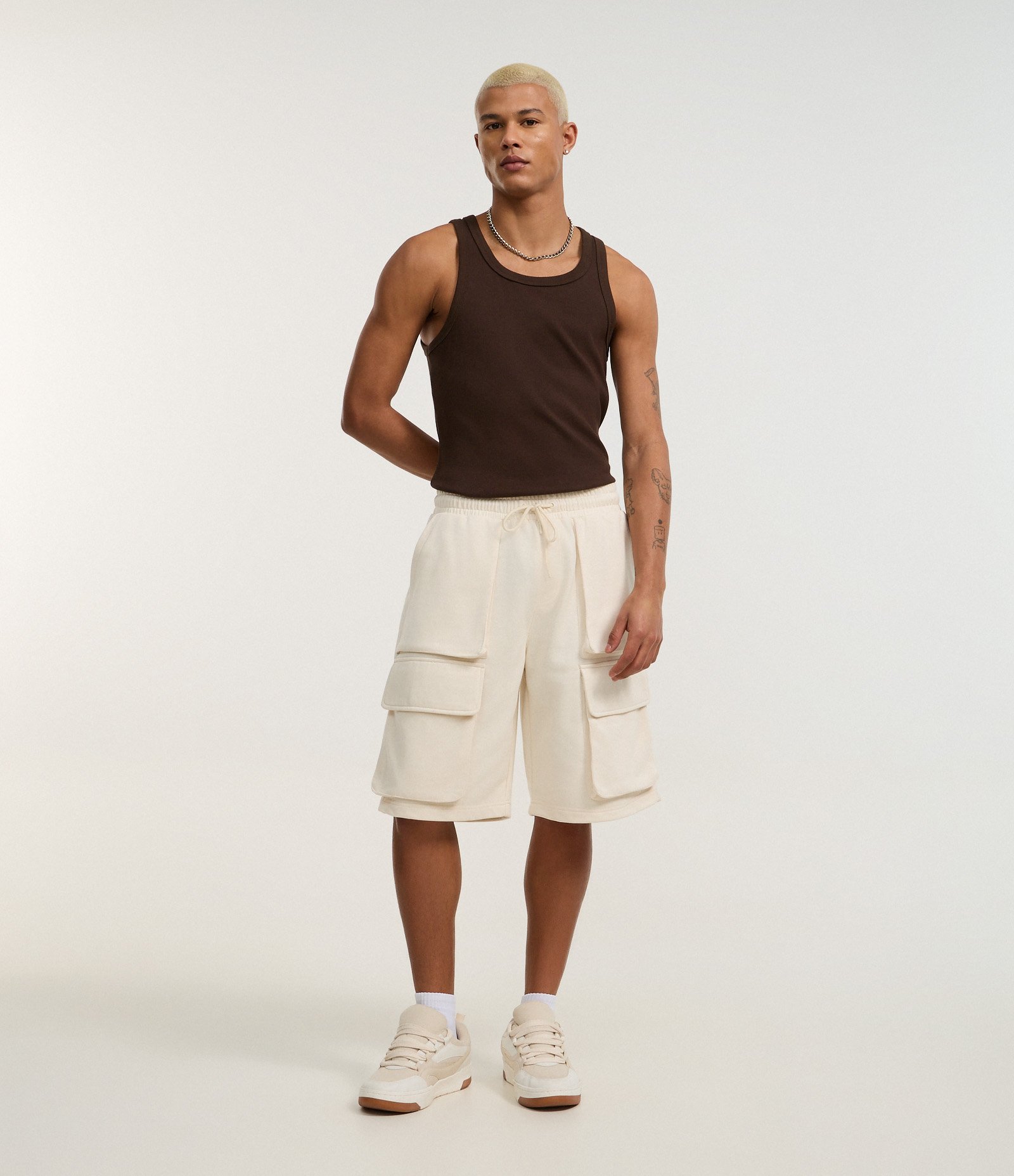 Bermuda Baggy em Moletom com Bolso Cargo Bege 1