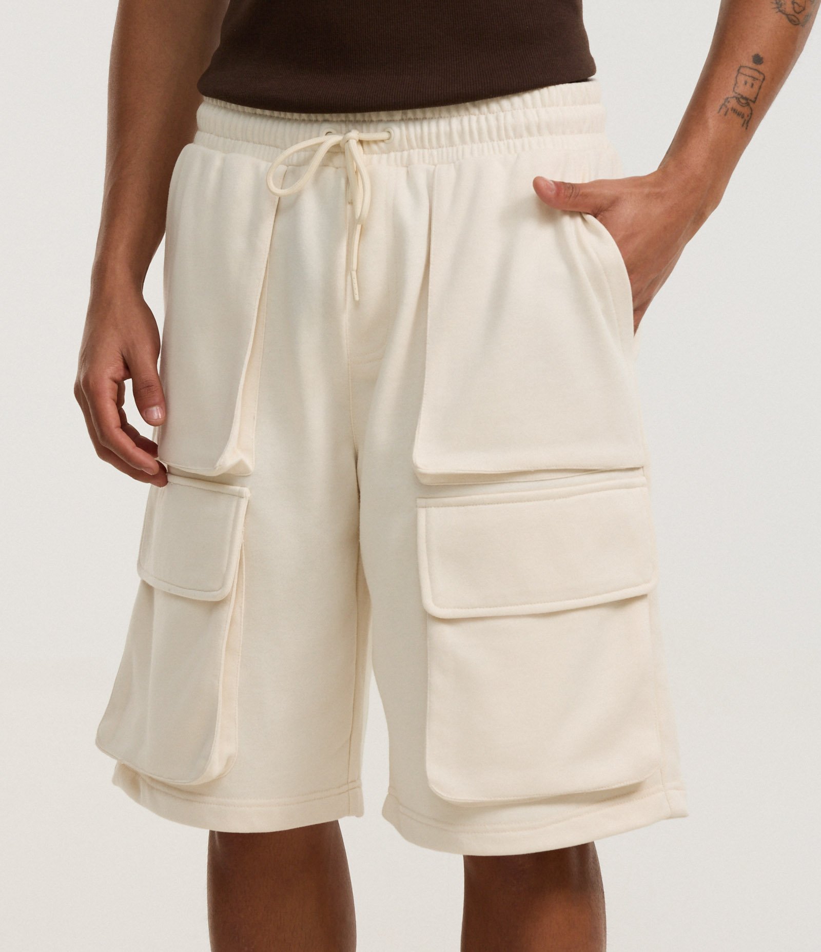 Bermuda Baggy em Moletom com Bolso Cargo Bege 2