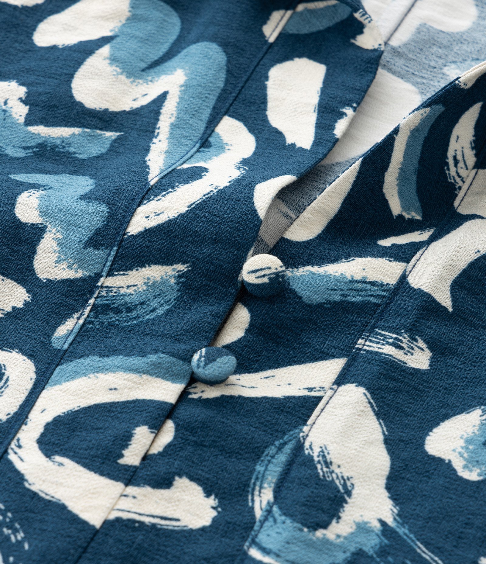 Camisa com Botões Forrados na Gola e Estampa Orgânica Bicolor Curve & Plus Size Azul/Branco 5