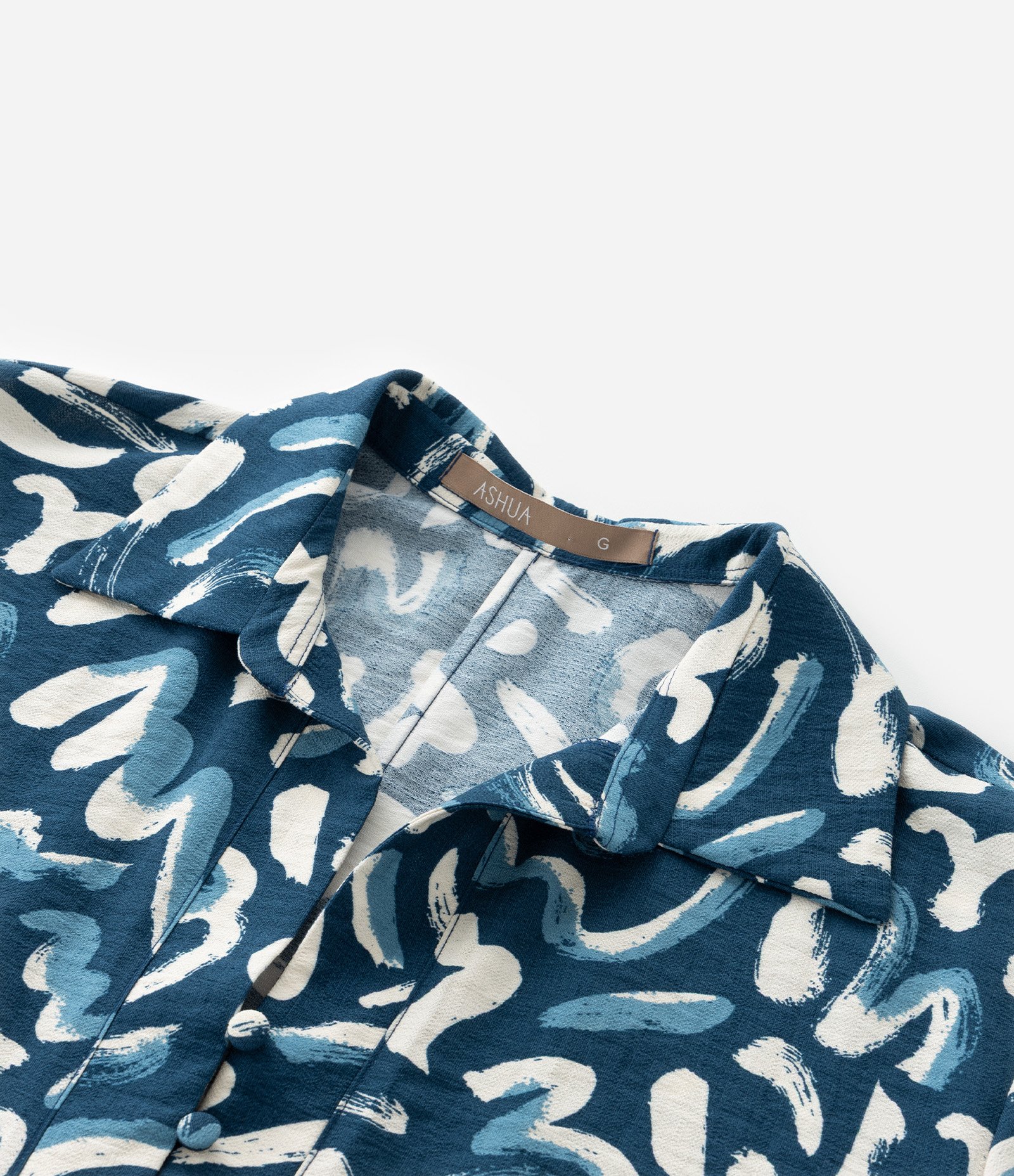 Camisa com Botões Forrados na Gola e Estampa Orgânica Bicolor Curve & Plus Size Azul/Branco 6
